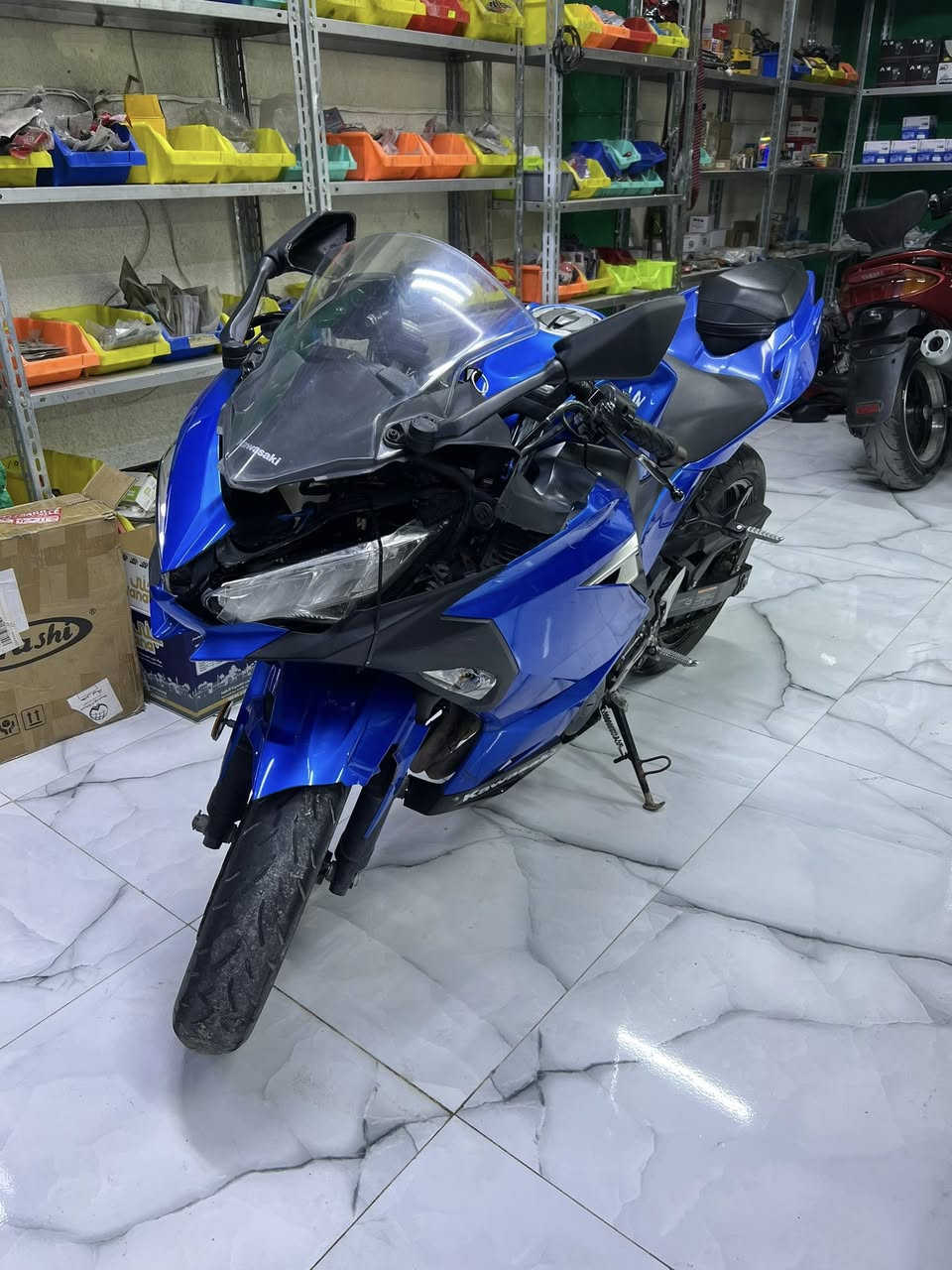 كاوسكي للبيع موديل 2021جديدة الدراجة بيهة حادث جاملغ وكفر امامي الدراجة مكينة 400بستمين الدراجة ABS
مكاني بغداد الدورة شارع المعلمين 
***********
السعر 14ورقة وبيهة مجال
