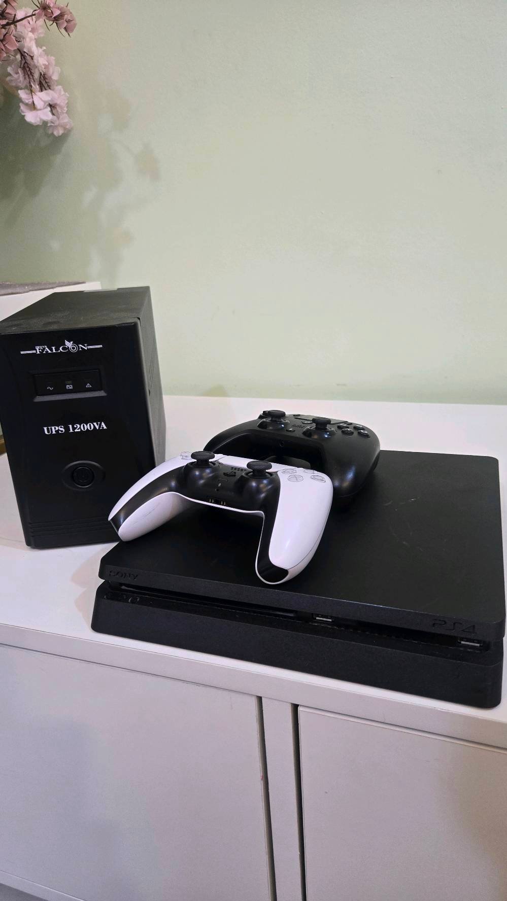 سلام عليكم 

بلايستيشن 4 السلم(اونلاين غير مهكر)
ذاكرة 861GB مو 512GB ركز.
اصدار النظام 13.50
جهاز لوك ما مفتوح نهائياً وافحص بي وين ما تريد كلشي بي شغال.
ملحقات:
UBS 1200VA
 يدة احترافية ويدة بلي فايف تربط على بلي فور. اليدات اثنينهن مابيهن اي مشاكل
السعر 275 بدون معاملة.
بدون UPS
السعر يصير 235 بدون معاملة.
عنواني بغداد شهداء البياع.
***********