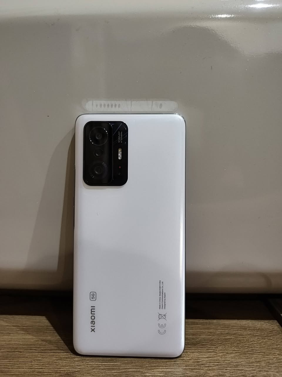 للبيع: وحش الفئة المتوسطة Xiaomi 11T 5G بنظافة ممتازة! 🔥
التفاصيل والمواصفات:
​📱 الشاشة: شاشة خرافية AMOLED بحجم 6.67 بوصة بمعدل تحديث 120Hz (سلاسة تامة في الألعاب والتصفح)، محمية بزجاج كوريلا جلاس فيكتوس المقاوم للكسر.
​⚙️ الأداء والمعالج: معالج الألعاب القوي MediaTek Dimensity 1200 5G (أداء طيارة وبدون تعليق).
​💾 المساحة والرام: ذاكرة داخلية ضخمة 256 جيجابايت مع 8 جيجا رام.
​📸 الكاميرا: كاميرا خلفية احترافية بدقة 108 ميجابكسل تصوّر بدقة 4K وعزل سينمائي، وكاميرا سيلفي 16 ميجابكسل.
​🔋 البطارية والشحن: بطارية ضخمة 5000 مللي أمبير بتكفي يوم كامل استخدام مكثف، وتدعم الشحن السريع الخارق بقوة 67 واط (يشحن من 0 لـ 100% بنصف ساعة تقريباً!).
​💿 النظام الحالي: الجهاز محدث بالكامل لآخر نظام من شاومي Xiaomi HyperOS المبني على Android 14 (أحدث واجهة مستقرة وسريعة).
​المميزات الإضافية:
​صوت ستيريو مزدوج نقي وعالي جداً.
​يدعم تشغيل شريحتين 5G.
​يحتوي على مستشعر IR للتحكم بالتلفزيون والمكيفات عن بعد.
​اللون: أبيض ملكي مميز (نفس اللي بالصورة
هاتف Xiaomi 11T 5G يأتي بمعالج قوي وهو MediaTek Dimensity 1200، وإليك عدد الفريمات (Frames per second) التي يدعمها في لعبة ببجي (PUBG Mobile):
​60 فريم (60 FPS): يدعمها الهاتف بشكل رسمي ومستقر جداً على إعدادات الرسوميات Smooth / Ultra أو Balanced / Ultra، ويمنحك أداءً سلساً وسريعاً بدون تقطيع بفضل قوة المعالج وشاشة الـ 120Hz.

هاتف Xiaomi 11T 5G يأتي بمعالج قوي وهو MediaTek Dimensity 1200، وإليك عدد الفريمات (Frames per second) التي يدعمها في لعبة ببجي (PUBG Mobile):
سعره 210 وبي مجال .رقم ***********
