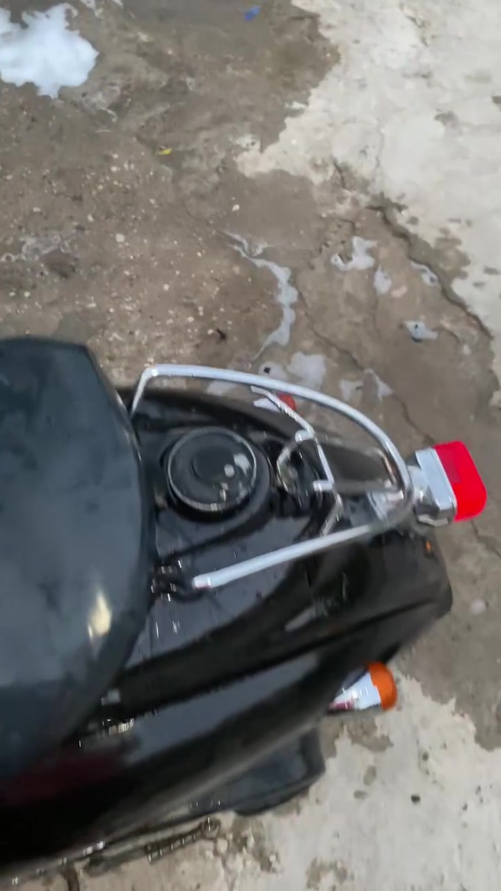 السلام عليكم كلاسك فحل قفل اكسل دراجه شغاله كامله من اشاير لايت بكلايت هورن كيج بانزين قفل صندوك قفل اكسل دراجه حلوه ونضيفه كامله علا آخر حبايه دراجه تشغل وتطلع وين ميعجبك مكينه بلاديه رايدهه ٣٥٠ من الأخير مكاني يم الجزيره السياحيه ***********
