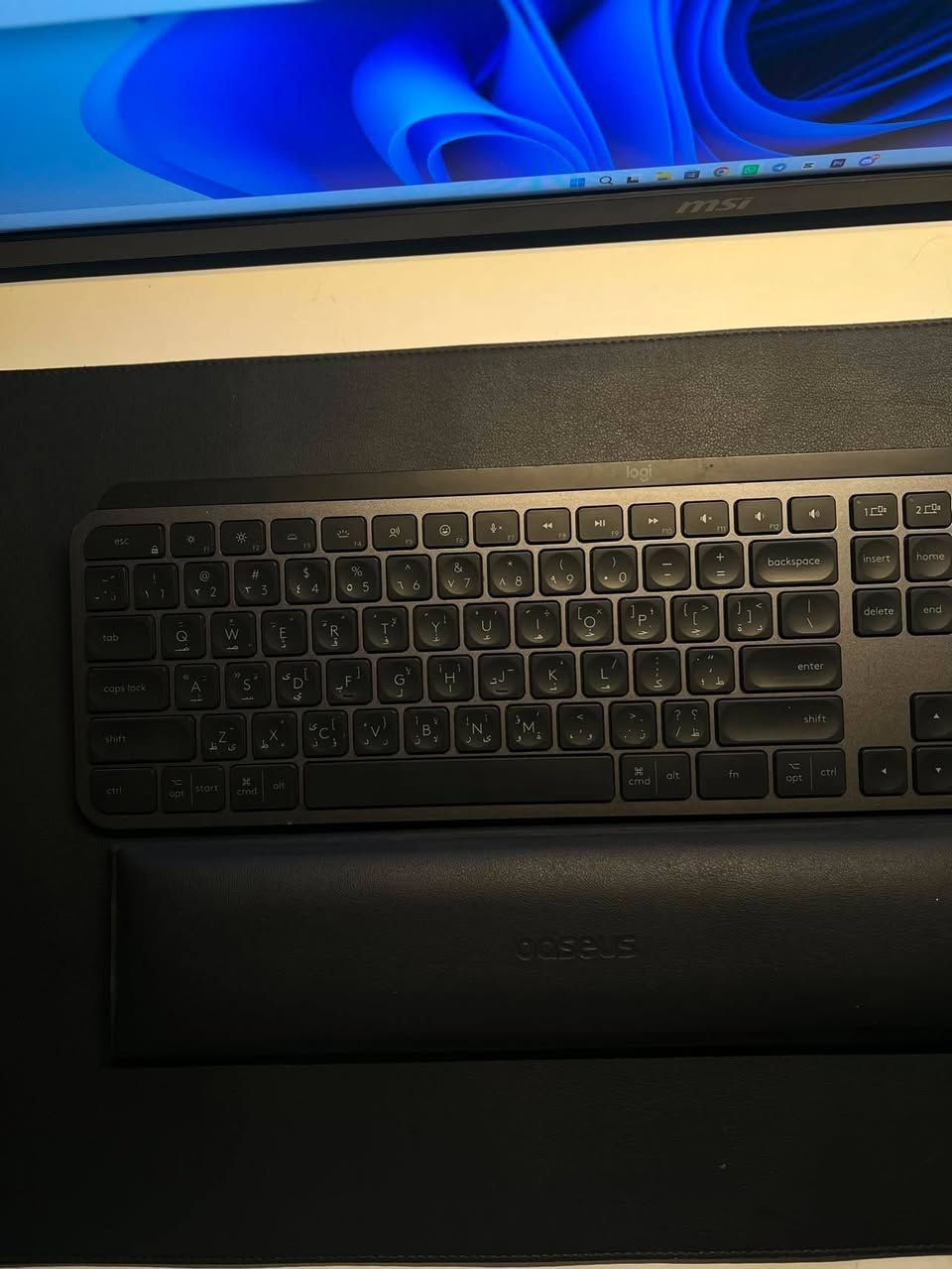 � للبيع | Logitech MX Keys

⌨️ Logitech MX Keys
حالة ممتازة ويعمل بكفاءة 100%.

المواصفات:

* ✅ إضاءة خلفية ذكية تتكيف مع الإضاءة المحيطة.
* ✅ اتصال عبر Bluetooth أو Logi Bolt/USB Receiver (حسب النسخة).
* ✅ يدعم الاتصال بـ 3 أجهزة والتبديل بينها بضغطة زر.
* ✅ بطارية تدوم لأسابيع مع الشحن عبر USB-C.
* ✅ يدعم Windows / macOS / Android / iPadOS.
* ✅ تخطيط عربي + إنجليزي.

📦 نظيف وجاهز للاستخدام

للاستفسار اكثر 
***********

السعر 150 وبي مجال

*ملاحظة كيبورد فقط
