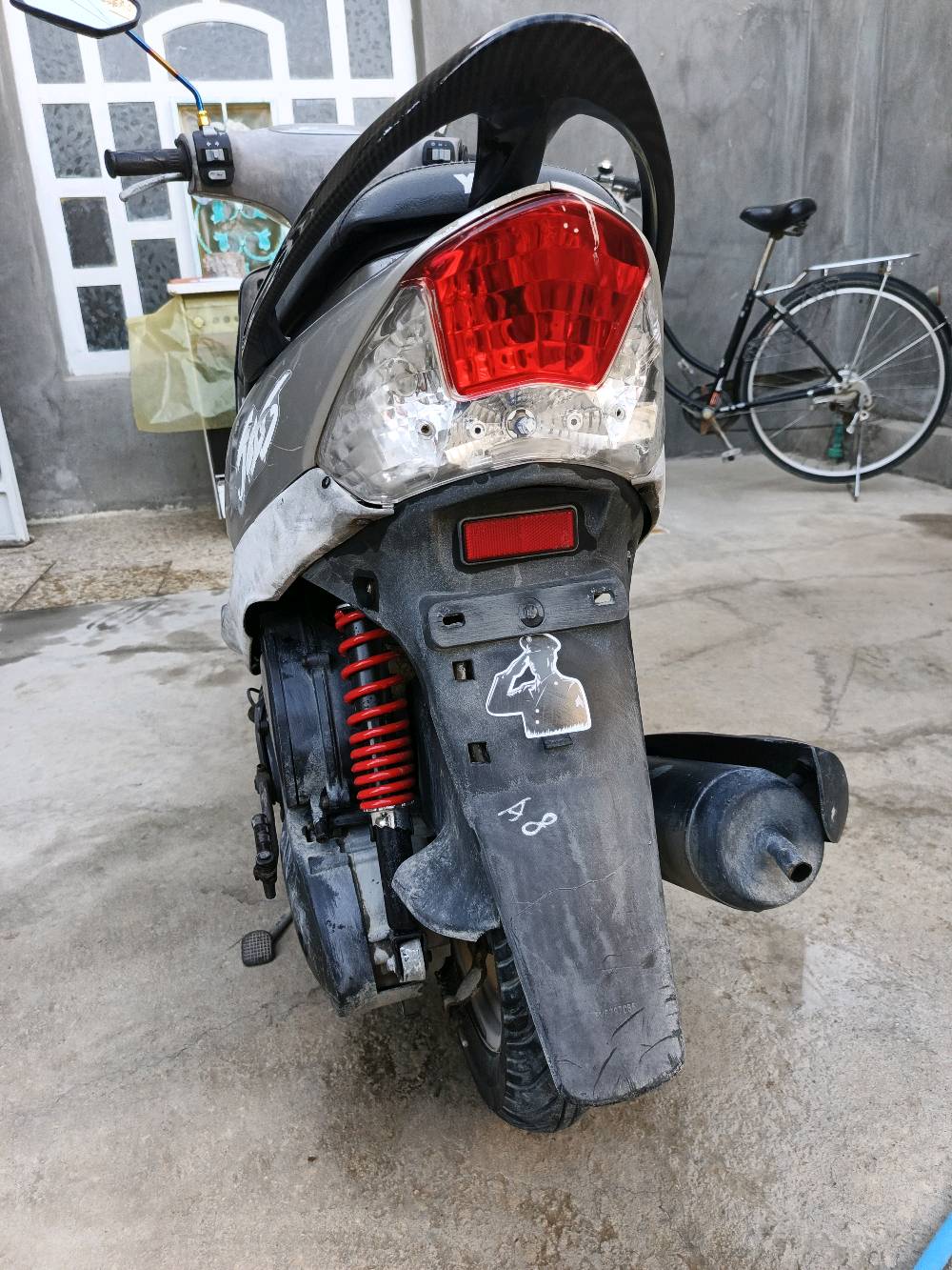 دراجة نارية مستعملة بحالة جيدة. موديل بسيط ومريح للاستخدام اليومي، ومزينة ببعض الملصقات لإضفاء لمسة شخصية. اللون الأساسي رمادي مع بعض الخدوش الطفيفة التي لا تؤثر على الأداء. الدراجة مزودة بمرايا بنفس اللون وتصميم حديث لتسهيل القيادة في الشوارع المزدحمة. فرصة ممتازة لمن يبحث عن دراجة عملية وموثوقة.