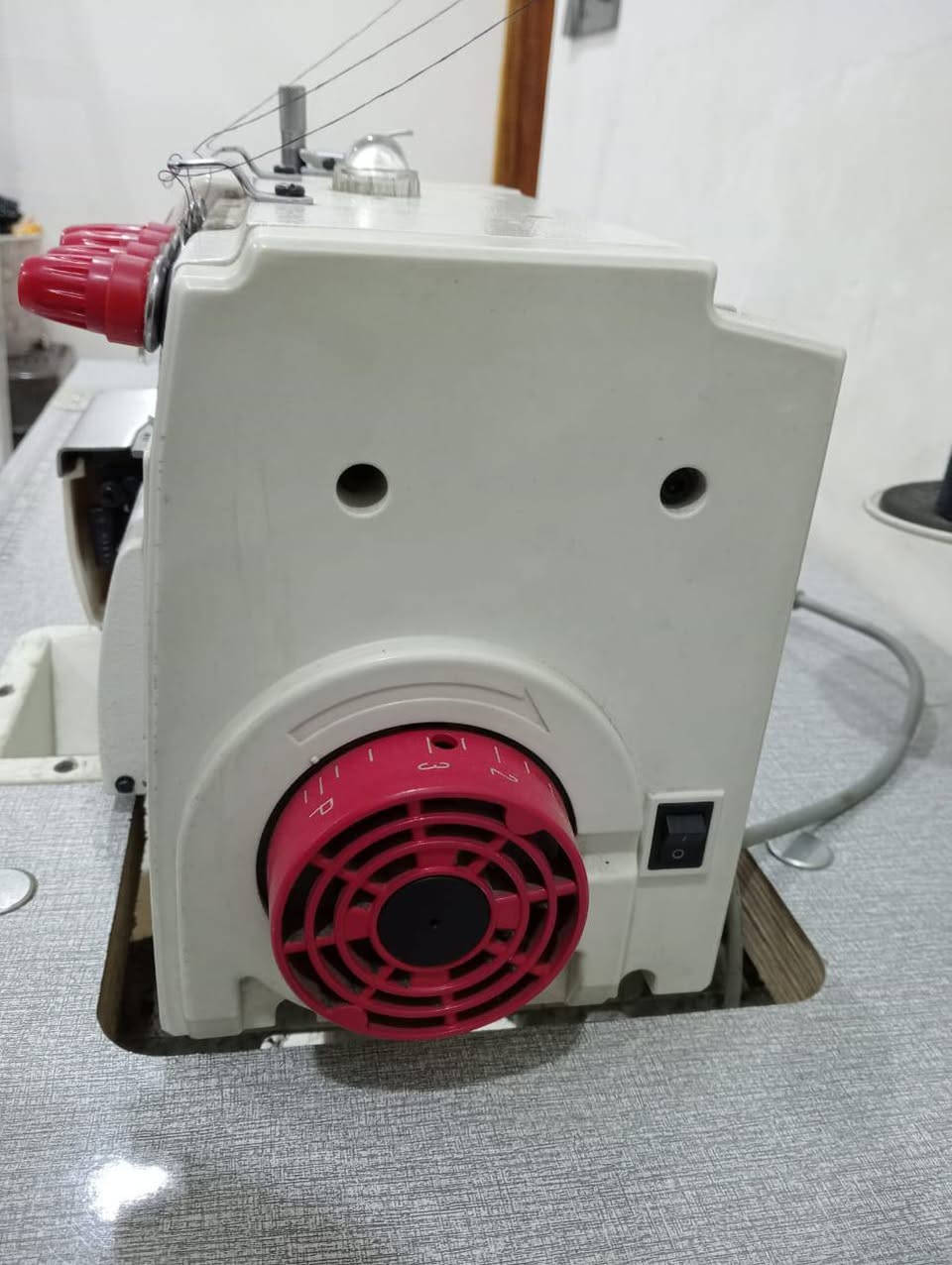 من رخصت مدير الكروب للبيع: ملكة السرفلة.. أوفر جمسي (GMSEY) صناعي نظيفة جداً وبسعر مناسب!
يا أهل الكار والذوق، للي يدور نظافة وعمل حقيقي، متوفرة حالياً ماكينة أوفر (سرفلة) ماركة جمسي الأصلية، غنية عن التعريف وبحالة الوكالة.
المواصفات اللي تريحك:
المحرك (الماطور): داخلي كاتم للصوت، يعني خياطة بهدوء وبدون ضجيج.
الاقتصاد: ما تسحب كهرباء (سحبها ربع أمبير فقط)، يعني تشتغل حتى على أصغر مولدة.
 وسريعه ومكان الإبرة.
الأداء: تخيط كل أنواع الأقمشة (الناعم والخشن) وبسلاسة عالية.
النظافة: الماكنة مخدومة ونظيفة جداً وجاهزة للشغل مباشرة.
علماَ تحتوي على5خيط 
المكان: بغداد.مدينه الصدر 
للاستفسار أو الشراء: (***********).
