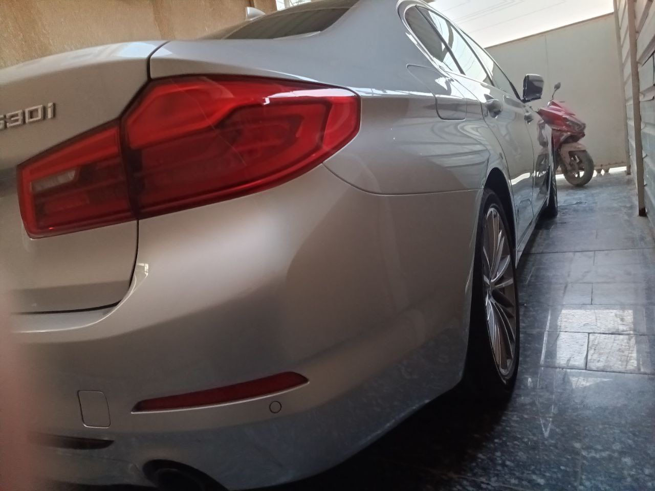 بسم الله الرحمن الرحيم
فرصة ثمينة

BMW 530i - وارد أمريكي (نظافة لاتوصف) 

2019  رقم بغداد لأصحاب الذوق الرفيع والباحثين عن  الزيرو

السيارة ملكية ونظافة استثنائية، استخدام قليل جداً والسبب (عندي دراجة) يعني السيارة أغلب وقتها مرتاحة بالكراج.

المواصفات والتفاصيل:

• الموديل: 2019.

• اللون: رصاصي (مميز جداً).

• المحرك: 2000 Twin Turbo (4 سلندر) - عزم وقوة واقتصادية.

• المسافة المقطوعة: 45,600 كم (حقيقي  امانة الله ورسولة).

• المواصفات: فول مواصفات الـ 530 المعروفة (فتحة، شاشة كبيرة، كراسي جلد بيجي' رادار امامي جانبي خلفي'جنطة كهرباء 'داتا شوب، تحكمات، بصمة، وباقي التكنلوجيا المتطورة).

حالة السيارة (الأمانة):

• الضرر: (أصبع واحد فقط) والسيارة مكفولة من كل نواحي النقص.

• النظافة: السيارة "ولا غلطة"، داخلها وخارجها بحالة الوكالة. إذا شفت بيها خلل واحد تعتب عليّ.

• الضمان: أنطيك بيها ضمان "5 سنوات" من الثقة.. سيارة مخدومة وجاهزة وما محتاجة برغي.

• الصور: متوفرة حالياً وصورها بأمريكا أيضاً موجودة للي يحب يتأكد من الضرر البسيط.

السعر وتفاصيل البيع:

• السعر المطلوب: 300 ورقة (30,000$) قفل نهائي.

• ملاحظة: السيارة مكلفتني 390 ورقة، والبيع بهذا السعر لغرض إكمال مشروع بناء فقط.

السيارة أمانة الله ورسوله، الي يشتريها يدعيلي.

للاستفسار والاتصال مباشرة بالمالك:

📞 ***********
مكاني بالحلة
