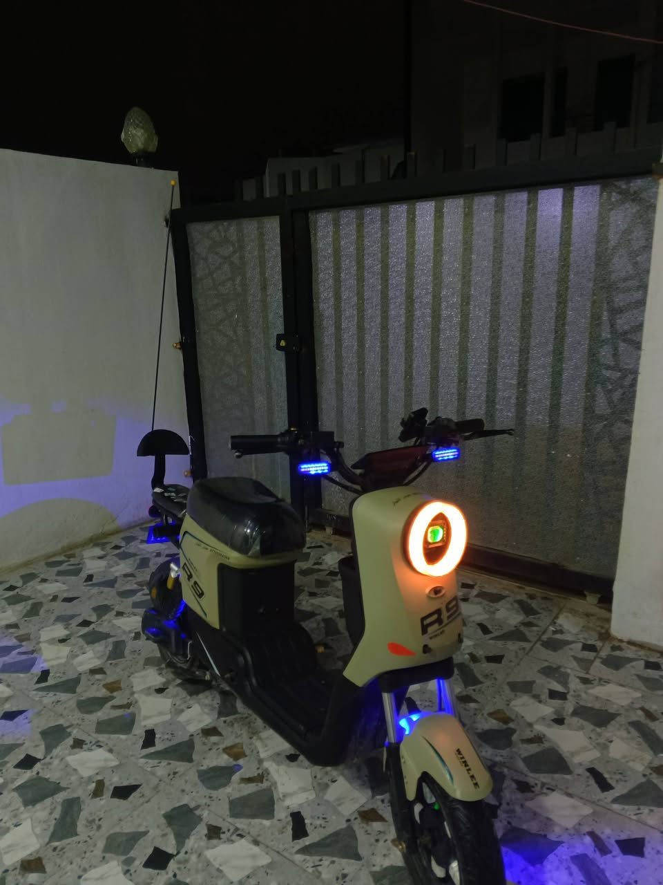 دراجەشحن R9للبیع یرهم مراوس حسب القناعە دراجە کل عیب مابی فول مواصفات بلوتوث اربع نمر السعر 400بی مجال 
رقم فقط واتس اب [***********] عنوان کرکوك قادسیە 2
