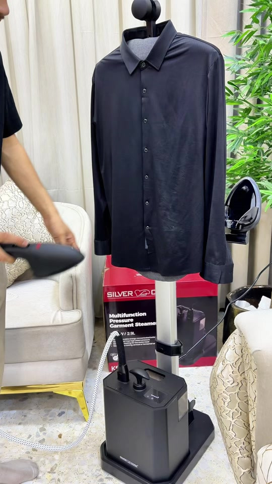 ⁨	⁨	رجع وبقوة بعد نفاد الكمية! 🔥 بسبب الطلب الكبير، أوتي البخاري من سيلفر كوك صار متوفر من جديد، والكمية محدودة! 🤩 ✔️ بخار مستمر بدون انقطاع، يعني لا تنتظر حتى يعبي أو يفصل ويرجع يشتغل… شغلك يمشي بجرّة وحدة. ✔️ خزان ماء كبير يخليك تكوي لساعات بدون تعب أو توقف. ✔️ مثالي للمشاريع، محلات الملابس، البوتيكات، والمجمعات، لأن أداءه سريع ويتحمل الشغل المتواصل. ✔️ تصميم عملي، تگدر تستخدمه عمودي لتعليق القطع أو أفقي على الطاولة حسب حاجتك. ✔️ يوفر وقتك وجهدك ويطلع الملابس مرتبة بأسرع وقت. ✔️ ماركة سيلفر كوك الأصلية. ✔️ ضمان سنة كاملة. إذا جان نفسك بيه وما لحگته قبل… هسه الفرصة رجعت، لا تنتظر حتى يخلص مرة ثانية!  العاصمة  *********** ***********
