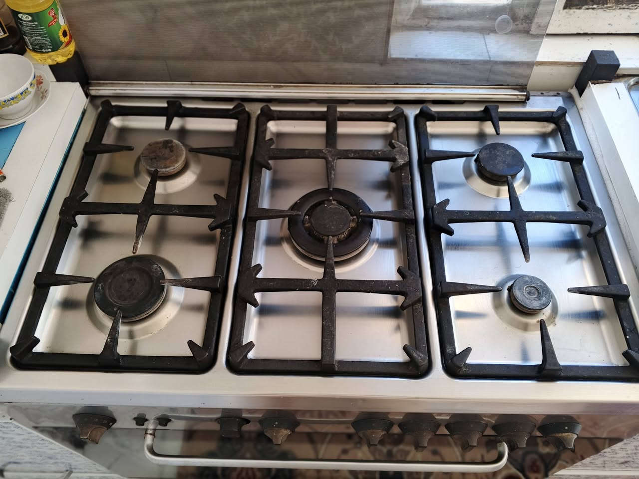 سلام عليكم عندي طباخ للبيع نضيف العيون كلها شغاله عدا العين البنص  متشتغل يراد لها شي بسيط وتشتغل والفرن الفوك والجوه شغال مكاني صويره السعر خاص اي استفسار اتصل ودلل متواجد اتصال واتساب *********** تحياتي للجميع
