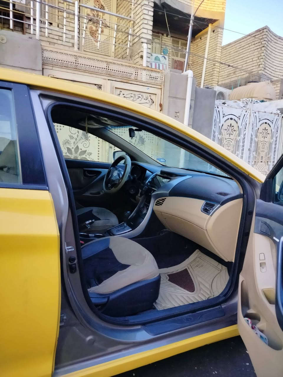 انترة 13 لبيع  الشواصي والغود وكير مكفوله بيه ضربه باب الايمن مصلح وبعض الملاحظات المحرك خابط مي ودهن السعر 85 بيه مجال بسيط...السيارة باسمي مصفره هيئه بدون غرامات مروريه ...***********
