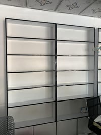 رفوف عدد 10  وميز عرض عدد 4  وبراد وسبلت  وتصفية صيدلية   07722323238