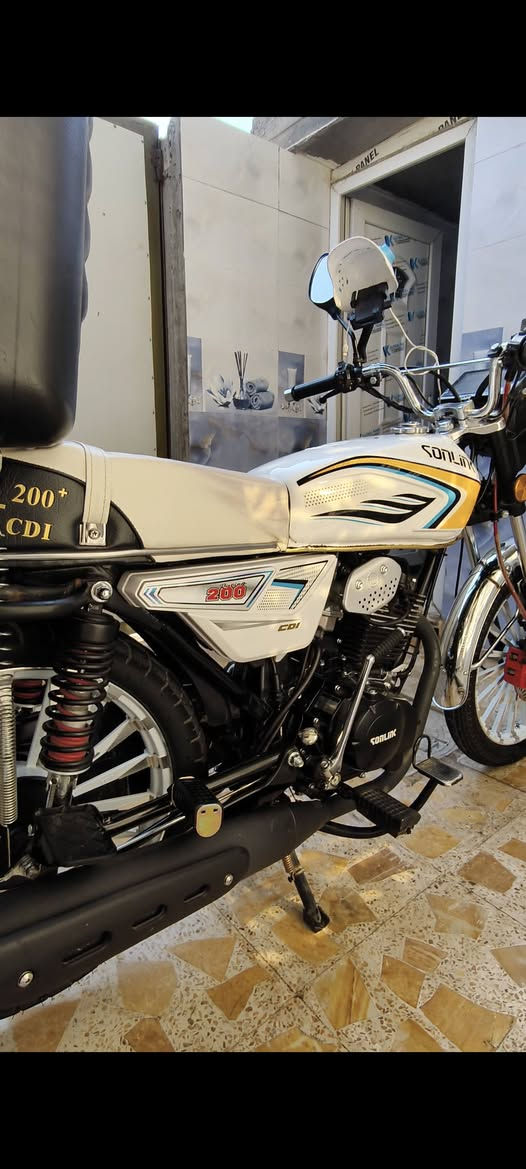 سلام عليكم سيفان للبيع موديل 2025 مكينه 200cc ماشية اقل ال 10 تالاف طالعه رمبة مكاتبة موجوده عدي بسمي مال الشراء السعر 950 مع المحلقات بدون ملحقات 800 وبية مجال بسيط مكاني بغداد الشعب الرقم *********** واتساب فقط
