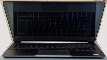 للبيع لابتوب
 Laptop Razer Blade Stealth RZ09-0196 QHD Touch Screen 

* الفئة: Ultrabook / لابتوب خفيف للأعمال والشغل المتنقل

* الشاشة: 12.5 بوصة  Touch QHD (2560×1440) لمس

* السماكة: 1.15 سم يعني نحيف جدًا ويعتبر من فئة Ultrabook الخفيفة

* الوزن: 1.25 كغم

* المعالج: Intel Core i7-7500U
نواة ثنائية (2C / 4T)
سرعة أساسية: 2.7GHz
تصل إلى ~3.5GHz في التربو

* كرت الشاشة: Intel HD Graphics 620

* الرام: 16GB 

* التخزين: 512GB SSD

* المنافذ:
USB-C (مع Thunderbolt 3)
USB-A 3.0 x2
HDMI
منفذ 3.5 مم
دعم شحن سريع

* البطارية: عمر بطارية جيد بسبب المعالج الموفر للطاقة 3 - 5 ساعات تقريبا استخدام عادي

- تصميم نحيف وخفيف
- شاشة قوية والوان ممتازة
- بطارية ممتازة
- مناسب للطلاب والتنقل

نظافة 90%
مكاني سليمانية يوجد توصيل

السعر : 450,000 دينار


**إذا كنت صاحب هذا الإعلان وتريد حذفه لأي سبب، رجاءا أرسل رسالة إلى الدعم الفني**