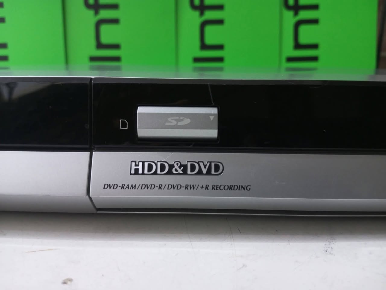 اعادة النشر بسبب الوعود الكاذبة.......دفيدي بانسونيك ياباني ريكورد  مع ملحقاته كامله ...الجهاز ..خاصيه التسجيل على القرص وعلى الهارد.. يحتوى على هارد ديسك خزن داخلي بلاد ..وكذالك يحتوي على مدخل رام ميموري لعرض  محتوى بطاقه الذاكره...الجهاز عرض وتسجيل...تكدر تربط عليه  فديو كاسيت أو كامره رقميه أو مرئيه أو ستلايت. .وتنسخ محتوى الشريط  إلى  القرص أو الهارد وتكدر تحتفظ بيه. كارشيف بالجهاز حسب. رغبتك...يعني تكدر  تحول اي  محتوى  عائلي الخاص  بيك. وتنقله إلى القرص أو الهارد...وتحافظ على خصوصيتك وانته مرتاح وعلى ايدك وبدقه عاليه .....جهاز بلادي بدون اي  صيانه أو عطل اطلاقنا مع الضمان..... يوجد مقطع فديو لعمل الجهاز بالكامل وكيفية إستخدامه وآلخزن على القرص. بعد الحجز والاتفاق..السعر وباقي التفاصيل على الخاص.


**إذا كنت صاحب هذا الإعلان وتريد حذفه لأي سبب، رجاءا أرسل رسالة إلى الدعم الفني**