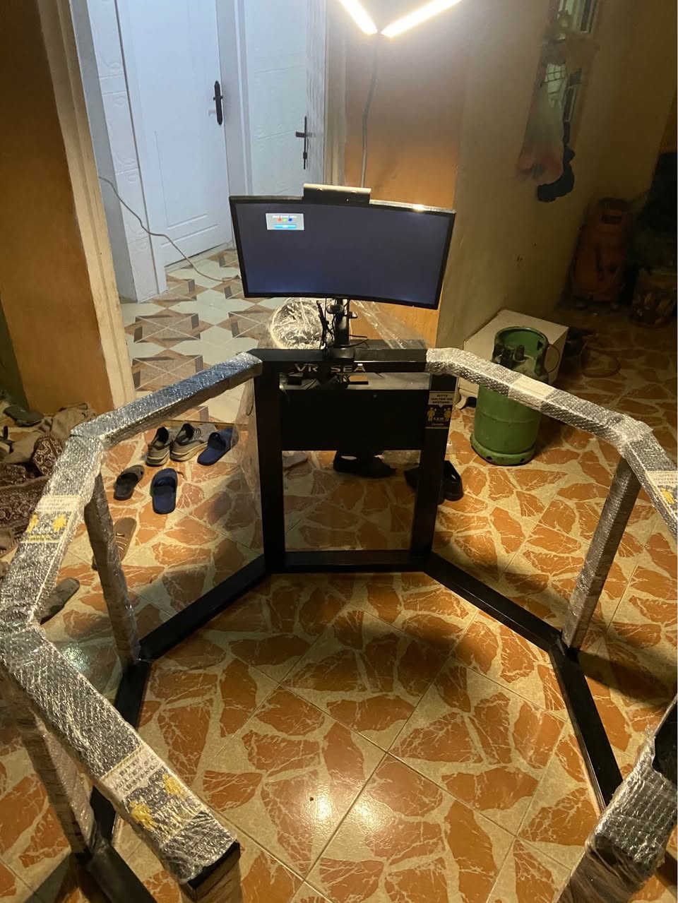 vr_VR SEA
VR SEA سیستەمێکی یە لەلایەن ەوە دروستکراوە. بەکارهێنەران دەتوانن بە تەواوی لە جیهانی
یارییەکاندا مەلە بکەن.
یندناسان
تەکنەلۆژیایەکە کە ڕێگە بە بەکارهێنەران دەدات
ناوچەیەکی سێ دووری دروستکراو بە تەواوی هەست بکەن 
يارى خوشى زه خمى تيدايه 
به كارنه هاتوه 
نرخ ١٢ گه لا
به كار ديت بو قاعه ى مندالان و موله كان شوين رانيه
***********
واتس اب رانية, السليمانية
