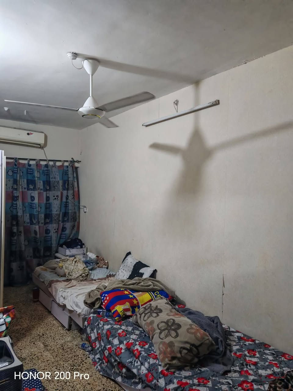 سلام عليكم يوجد مشمتل معزول للايجار في منطقة حي الزهور المنصور خلف مستشفى الطفل الاسكان المساحه ٨٠م تحتوي عل صاله ومطبخ وغرفه نوم وصحيات والطابق الاول غرفتين نوم وصحيات شارع عريض منطقه هدوء للاستفسار الاتصال على ***********او *********** مكتب اليقين للعقارات
