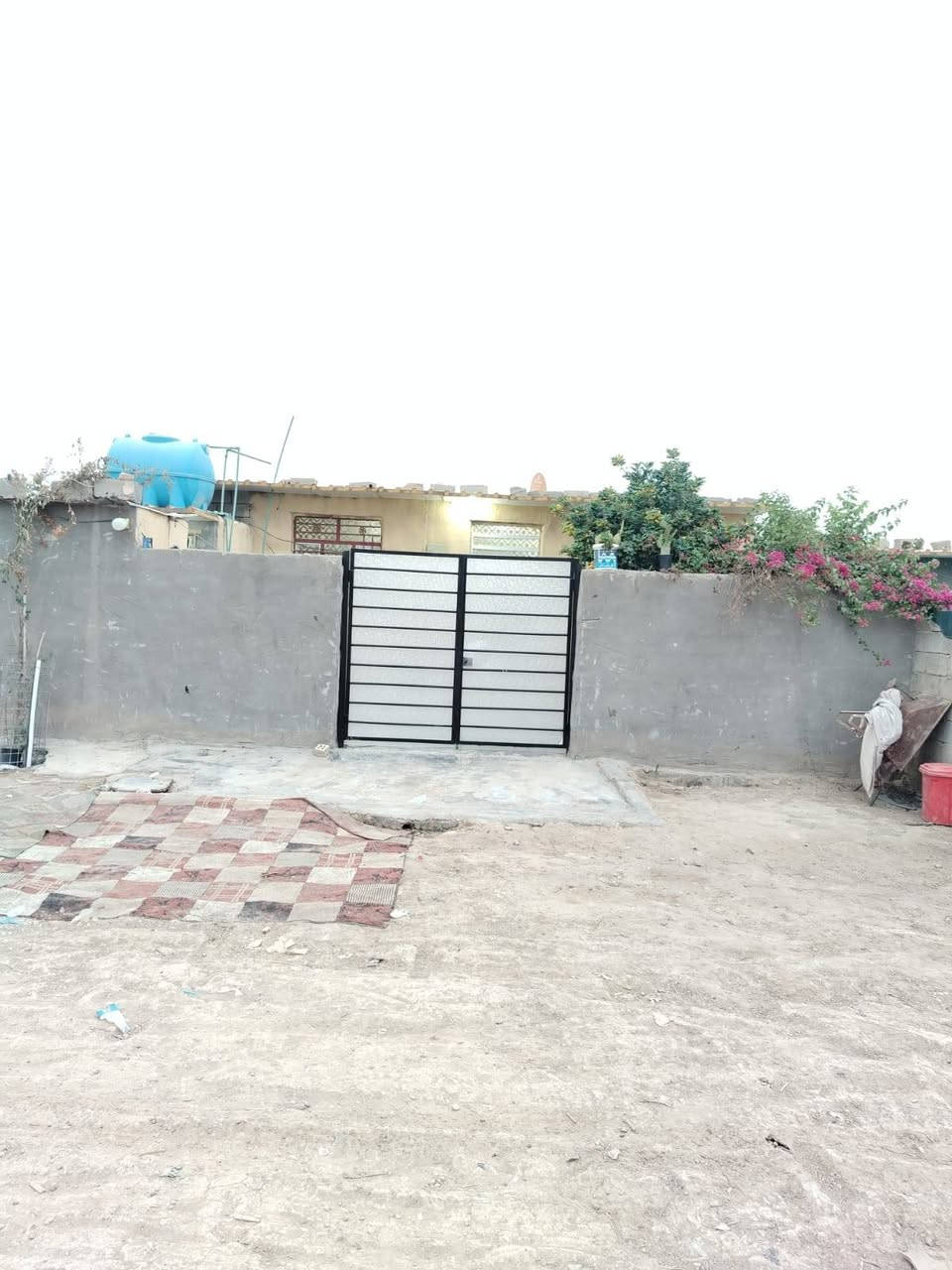 بيت للبيع  تجاوز خلف مدرسة الشهيد زاهد ٢٠٠ متر  *********** اتصال
