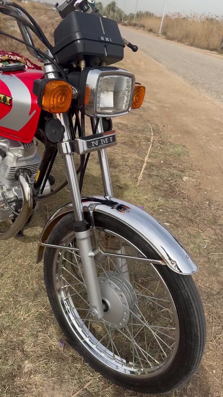 السلام عليكم شباب دراجه  نامه شلامجه الدراجه شاصي 12الدراجه لاشتريته قديمه تعبانه واني شديتله عراض جديده اصليه كله مختم أراق أصوليه مكينته 23 ابلاد مو هذه الي بل سوك التعبانبت السعر 1350 وبيه مجال كلش هواي الدراجه شلعه ومعدل *********** اتصال فقط
