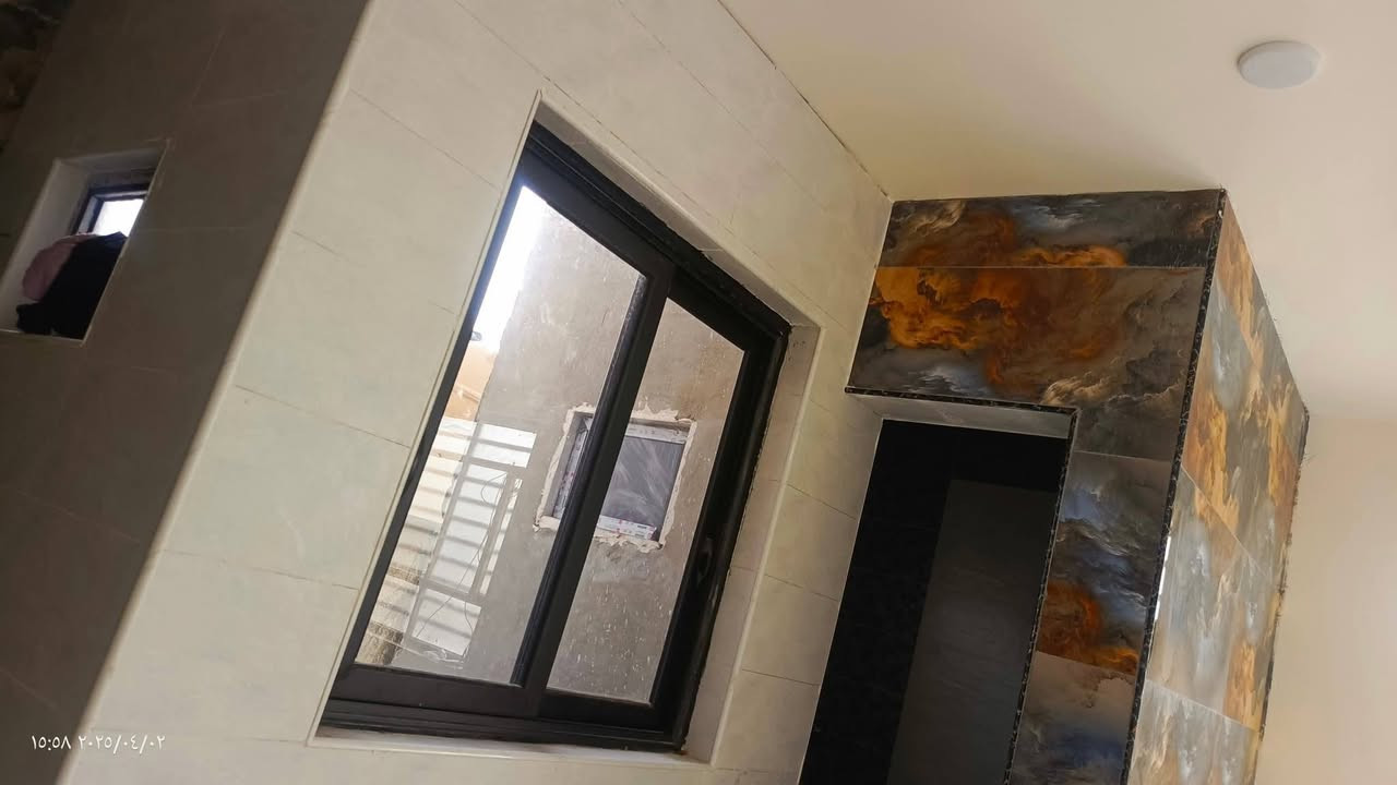 فيلا..مساحة ٤٠٠ شغل درجة اولى طابوك طابقين صب مركزي من الجعب للسقف الثاني ارتفاع الارضية عن الشارع متر وربع..
يحتوي  على اربع غرف نوم كبيره واربع حمامات  ومناور بظهر الدار وبالجانب.. ارضيات مرمر وجدران بورسلين ١٢٠..

المطبخ حار وبارد  شبابيك المنيوم سلايت ابواب قاصات ..

الواجهة مصفره لبخ والسياجات وحسب طلب المشتري تكمل الواجهه.. 

العنوان بغداد الشرطة الخامسه الدوانم تل اسود تبليط الشوارع لحد باب البيت وعرض الشارع ١٢ متر (شارع الشيخ عيسى) ...بعد عن الشارع الرئيسي ٢٠٠متر

السعر٤٠٠ مليون وبي مجال  قليل للشراي

ملاحظة.. جميع الاوراق القانونيه والثبوتيه مسنده..

جنس العقار.. زراعي سند ٢٥  حق تصرف

سعد أبو عبد الله /صاحب العقار

***********/واتس

***********/ واتس
