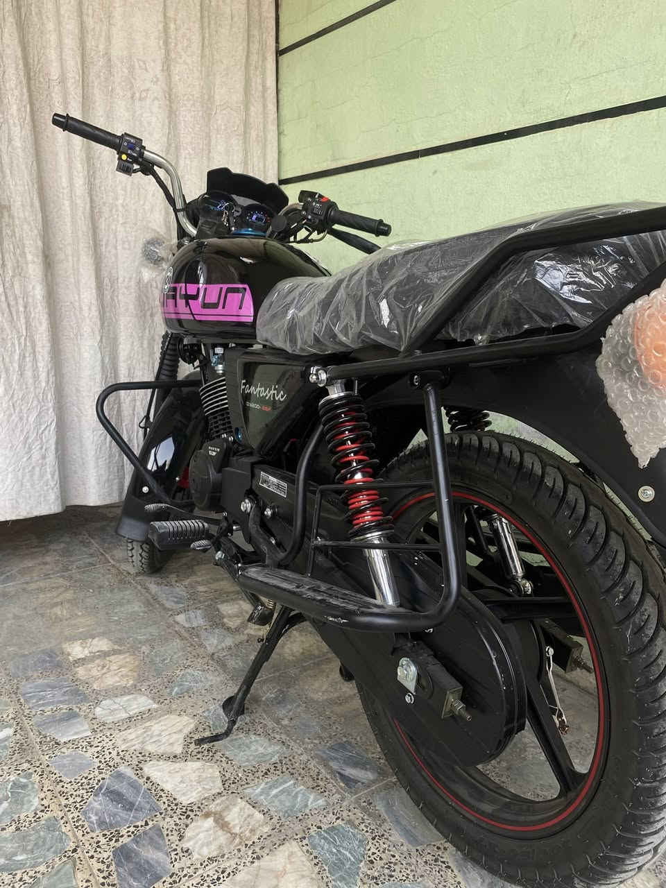 دايوان مديل 2025 الدراجه زيرو ونضيفه ماشيه 3000 كيلو فقط سبانه ما ممدوده عليهه مرقمه سليمانيه بس تروح تحول 
المكان : بغداد البياع تقاطع درويش 
السعر : مليونين و500وبيهه مجال للشراي 
رقمي ***********
