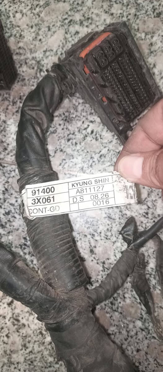 السلام عليكم ظفيرة محرك مع ظفيرة باتري حار بارد كاملة بلادية جديدة مال النترا مضلع موديل ٢٠١٤سعر(125) وبيها مجال غير متواجد على فيس للاتصال ***********
