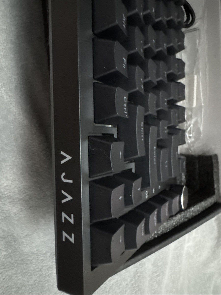 لوحة مفاتيح ميكانيكية من ماركة Ajazz وطراز AK820. تجربه مثاليه للالعاب ريد سويج السعر 40 الف 

لوحة المفاتيح AJAZZ AK820 (النسخة السلكية الأساسية) واحدة من أفضل الخيارات الاقتصادية التي توفر تجربة كتابة فاخرة، وإليك شرحاً مفصلاً لمواصفاتها ومميزاتها:
1. التصميم والهيكل (Gasket Mount)
تعتمد النسخة الأساسية على نظام تعليق داخلي يُسمى Gasket Mount، وهو ما يجعل الضغط على المفاتيح أكثر مرونة ونعومة، ويقلل من حدة الأصوات المزعجة الناتجة عن احتكاك المكونات الداخلية، مما يمنحك صوتاً "ثقيلاً" ومرضياً عند الكتابة.
2. المواصفات التقنية
الحجم: 75% (82 مفتاحاً)، وهو حجم مثالي يجمع بين توفير مساحة للماوس ووجود مفاتيح الأسهم).
الاتصال: هذه النسخة سلكية فقط عبر كابل USB Type-C قابل للفصل، مما يضمن سرعة استجابة عالية جداً وبدون أي تأخير (Input Lag).
المفاتيح (Switches): تأتي غالباً بمفاتيح Ajazz Sea Salt (خطية/Linear) التي تتميز بسلاسة الحركة، وهي مشحمة مسبقاً من المصنع (Pre-lubed).
تبديل المفاتيح (Hot-swap): تدعم اللوحة تغيير المفاتيح يدوياً (3-pin أو 5-pin) دون الحاجة للحام، مما يسهل عليك تخصيصها لاحقاً.
3. المزايا الترفيهية
مقبض التحكم (Knob): تحتوي على مقبض معدني في الزاوية العلوية للتحكم السريع في مستوى الصوت (كتم الصوت بالضغط عليه).
الإضاءة: تدعم إضاءة RGB كاملة مع أنماط متعددة يمكنك التنقل بينها عبر مفاتيح الاختصار، وتتميز بأنها "South-facing" لضمان سطوع أفضل وتوافق أعلى مع أغطية المفاتيح (Keycaps) المختلفة.
4. جودة البناء
تأتي أغطية المفاتيح مصنوعة من مادة PBT المتينة التي لا تلمع بسرعة مع الاستخدام، كما تحتوي من الداخل على طبقات متعددة من فوم السيليكون لامتصاص الصدى وتحسين جودة الصوت


**إذا كنت صاحب هذا الإعلان وتريد حذفه لأي سبب، رجاءا أرسل رسالة إلى الدعم الفني**