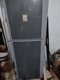 ثلاجه للبيع بيها كسر بأحد بواري الغاز تواصلو على رقم07740377444