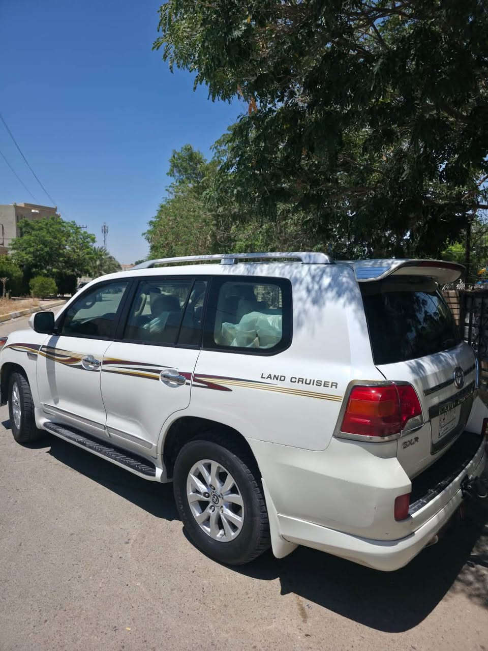 السلام عليكم لاندكروز موديل 209
فول مواصفات 
V6 سلندر 
فتحه سقف 
ثلاجه 
بصمه 
فور ويل 
مري شفط 
اشاير بالمري 
معروفه مواصفاتها 
السونار مرفق مع الصور كلشي موضح بي 
تخم تاير تخم دسكات 
حداديه كله جديد 
مكينه كير كفاله 
السعر 240 وبيها مجال 
جاهزه من كل النواحي بدون اي نقص 
السيارة بسمي تحويل ثاني يوم 
مكان السيارة ديالى المقدادية 
***********
