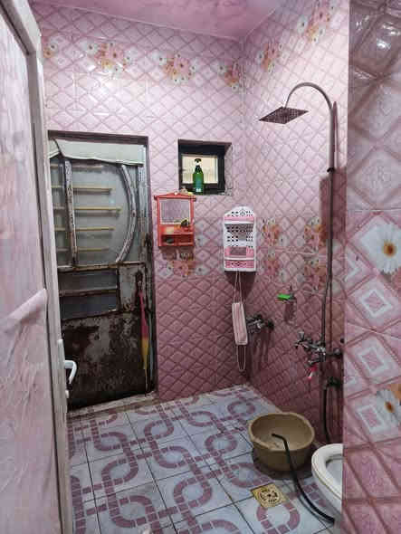 دار سكن للبيع حي الصديق على شارع المطار طابقنين المساحه 150 متر  اربع غرف نوم مع استقبل سبعه ونص متر مع مطبخ مع حمامين دراجه اولى كامل مكمل مع حد يقتين داخليه وخارجيه كلهن مزروعات نخل وحمضيات وثيل الخارجيه مسيجه بس ار سي الاستفسار اكثر على صاحب الدار *********** يوجد وتساب 
‏‪***********‬‏ يوجد وتساب
