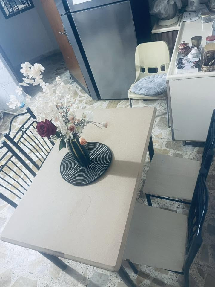 ميز طعام عدد 2. مع كراسي
اوفن 

مرشحة 

كاونتر تركي للبيع 

العنوان بغداد الغزالية سوق النفلة

***********
