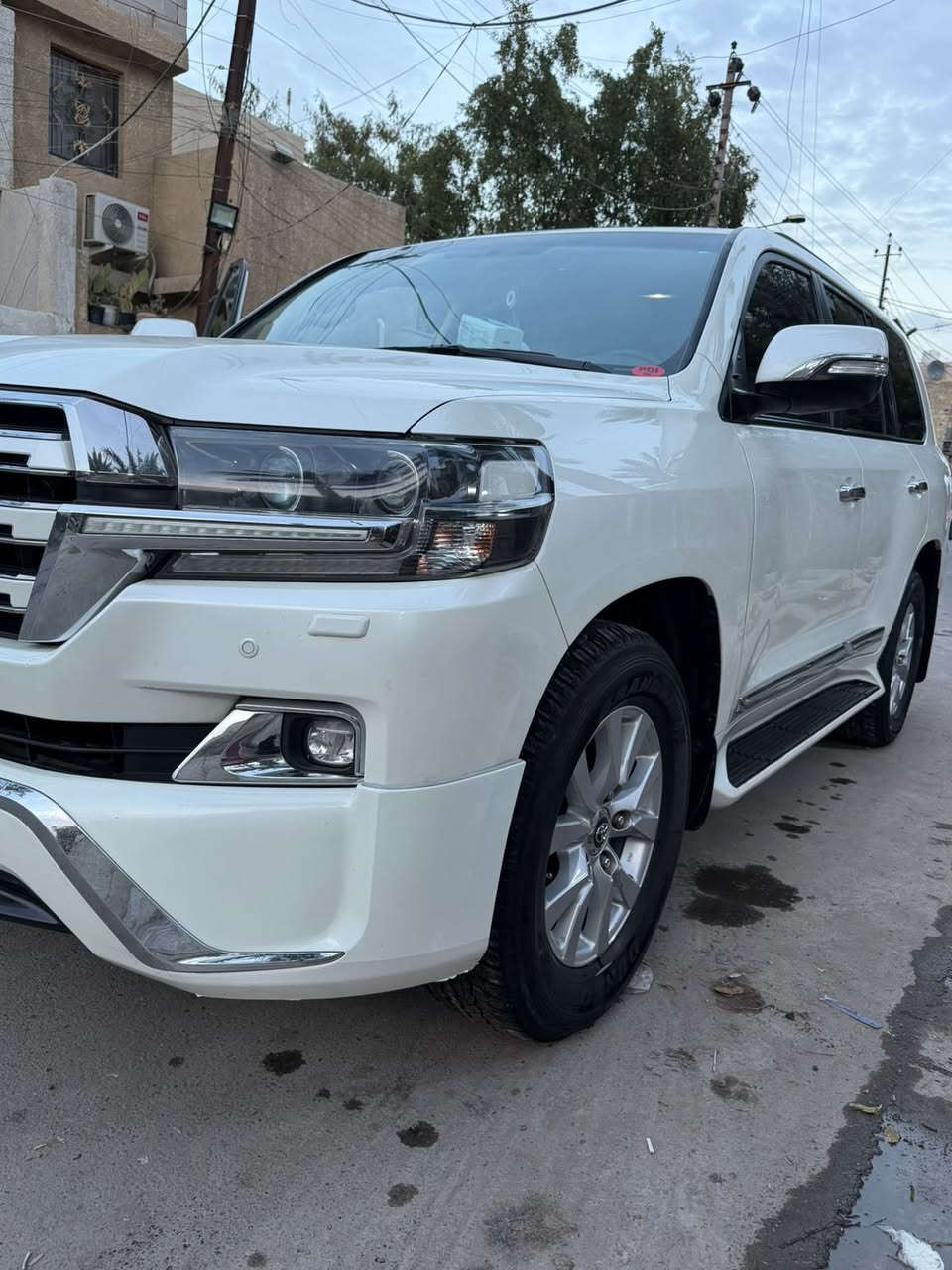 السلام عليكم
لاندكروز 2017 ساز 

#للبيع فقط 

السيارة مكفولة كفالة عاااااامة 

رقم السيارة سليمانية بأسمي 

مكفولة حتى من النقص 

السيارة جاهزة 

مكفولة من الشخط والرصعة والتكحيل والصبغ 

كتابة تظليل سنوية جديد 

مكاني بغداد الطالبية 

للتواصل 

***********
