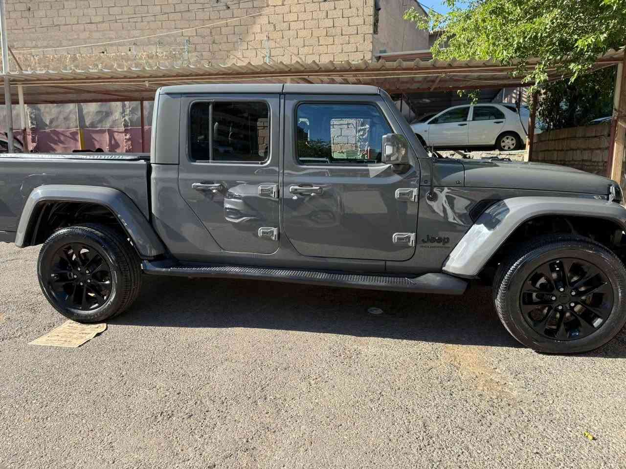 Jeep gladiator overland 4×4
مۆدێل : 2023  
ماوەی ڕۆشتن : 30.000mil
بزوێنەر   3.6l(6 پستۆن ) 
مواسەفات   
جلدى بیلادی رەش
کوشن هیتەر 
برێک بەسمە
رادار بێشەوە  
لایتی Led زنون  

هەتامواسەفات بنوسم تەواو نابێ 
ڕەسمی سۆنەریم داناوە 
ڕەقەم وسەنەوی تا ٢٠٣١ تازەیە تەحویل غرامە بەشەرت 
    رەقەم شانسی::    1c6htfg1pl507544 
هەموو گیانی بەشەرت 
 نرخى 285 مەجال 
تەنها فرؤشتنه
شوێن سلێمانی
 *********** السليمانية, العراق
