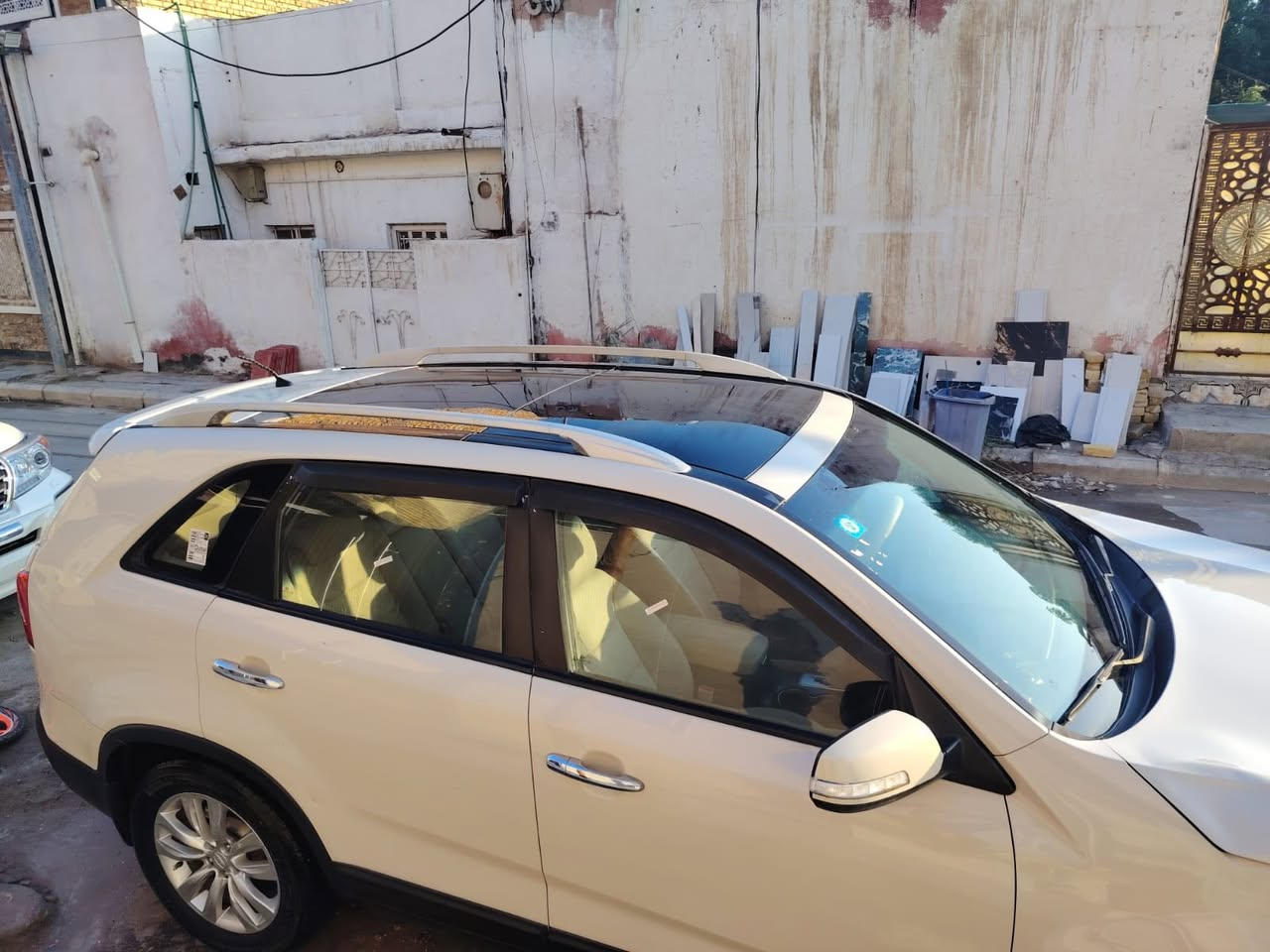 سورينتو موديل 2010
السيارة خليجية كفالة عامة 
بيها طختين على وضعهن
السياره أربعه سلندر 7راكب
فول واحد على واحد بانوراما 
لايت زنون بلاد
محرك دوش 2400
ويل كب 5
كير ومحرك تبريد تدفئه تمام
الحداديه 70بالميه
تخم تاير جديد
المكان /الناصرية المركز
ه/***********
السعر/135
