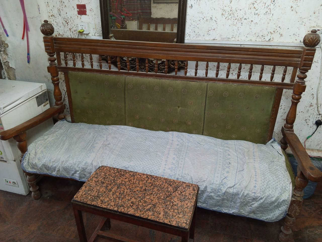 غراض للبيع
6قنفات 4 مرايا 4 طبلات 
العنوان بغداد ***********
