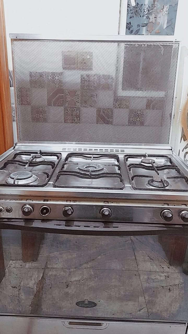 طباخ كلش نضيف وكله شغال العيون والفرن فوك وجوه شغال *********** لاستفسار
