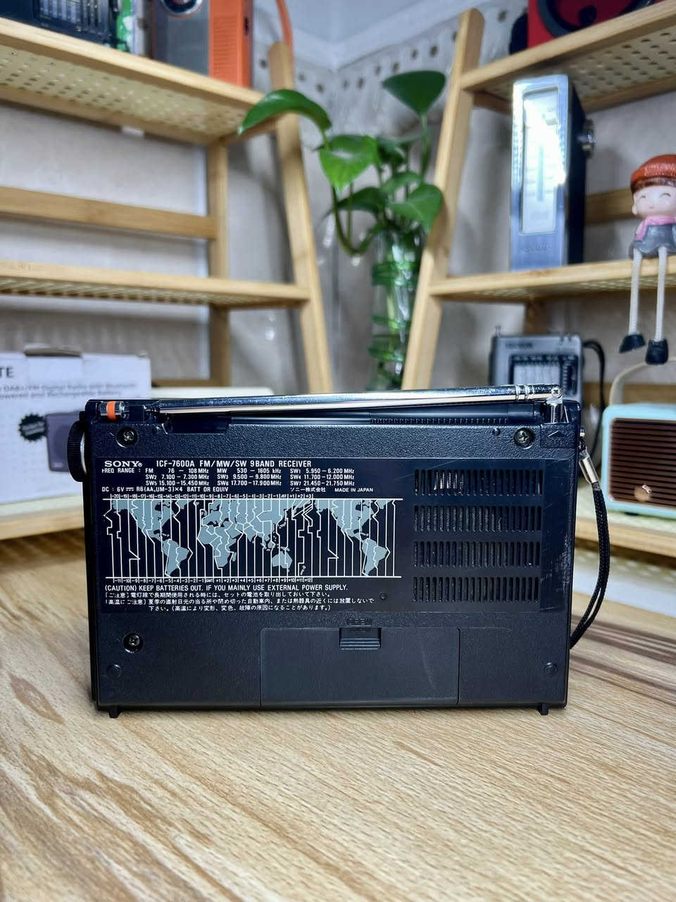 بعد اذن الآدمن 
راديو سوني icf-7600A ياباني الصنع ١٩٨٣
يعمل على بطاريات قلم عدد ٤ او محولة خارجية ٦ فولت غير مرفقة معه
٩ موجات Fm-Mw-Sw(1-7)
للحجز مراسلة الصفحة او مراسلة واتساب على الرقم ***********
#الجميع
#راديو_انتيكة
#راديو_قديم
#راديوات_قديمة
#تحف_وانتيكات
#مقتنيات_قديمة
#VintageRadio
#AntiqueRadio
#OldRadio
#للبيع
#نادر
#هواة_التحف
#العراق
#بيع_وشراء
