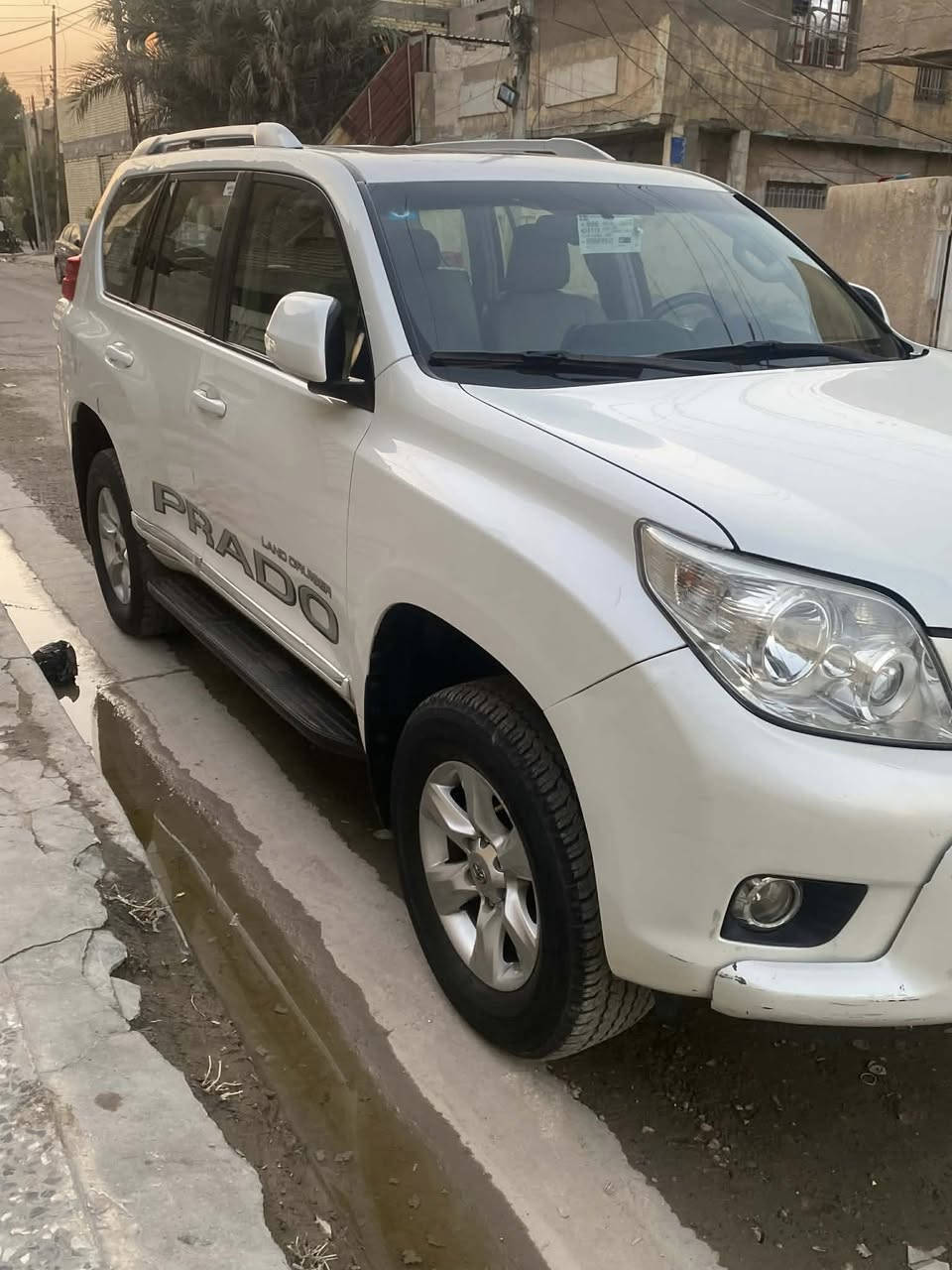 السلام عليكم برادو لاندكروز للبيع او المراوس حسب القناعة موديل 2012 TXL محركها 6 سلندر فول مواصفات 1/1 سبير تعليك مكفولة كير مكينة مكفولة من الصبغ والتبديل بيها شخوط خفيفة ما مبينة ورا باب الصدر السيارة حلوة مابيها كل نقص ماشية 200 وشوي رقم بغداد باسمي مكاني بغداد الرصافة سعرها 265 وبي مجال بسيط رقم الهاتف هـ/ ***********
