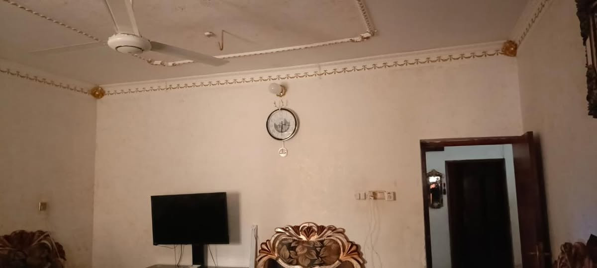 .                     ⚜️دار للبيع ⚜️

🔰المكان / قرب مستشفى الولادة 

🔰المساحة / ٥٨٠ م

🟢الواجهة / ١٧ م

🔰النزال / ٣٤ م

🔺زنجيل على شارعين 🔺

🔰الشارع / ١٢ م

🚩من الخلف / على الكورنيش🚩 

🔰بناء نضيف سنه /٢٠٠٧

✅محسوب قطعه أرض 

🟣السعر / ١  مليون للمتر 💰

هـ / *********** ☎️

للأستفسار- الخالد للعقار - الرمادي -شارع المحكمة العام
