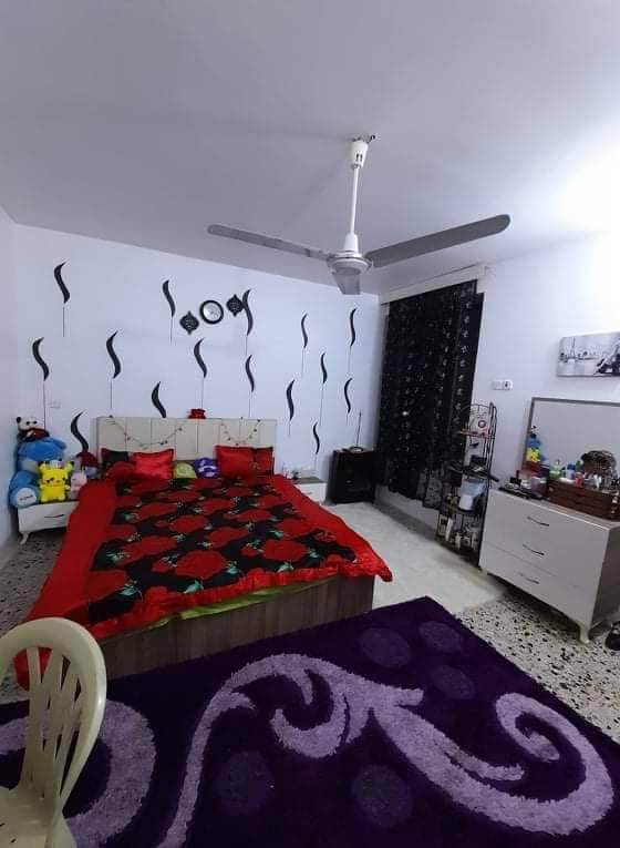 بسم الله الرحمن الرحيم للبيع ✋🏻✋🏻✋🏻🏦 

بيت ١٠٠ متر في السريدات الاولى المربع الثاني طابقين ٣ غرف واحده جوه واثنين فوق حولي كبير  مطبخ وحمام وصالة الطابق الارضي والطابق الثاني غرفتين كبار وحده من الغرف وياها حمام ومطبخ مقطوعه بقاطع خشب شبه الحائط ومعزول كانه مشتمل وبي درج من برا البيت  والبيت  بي طرمه تكفي لسياره 
السعر ١٠٠  وبي مجال بسيط للتواصل خاص ماسنجر 
او على الرقم *********** واتس اب فقط
