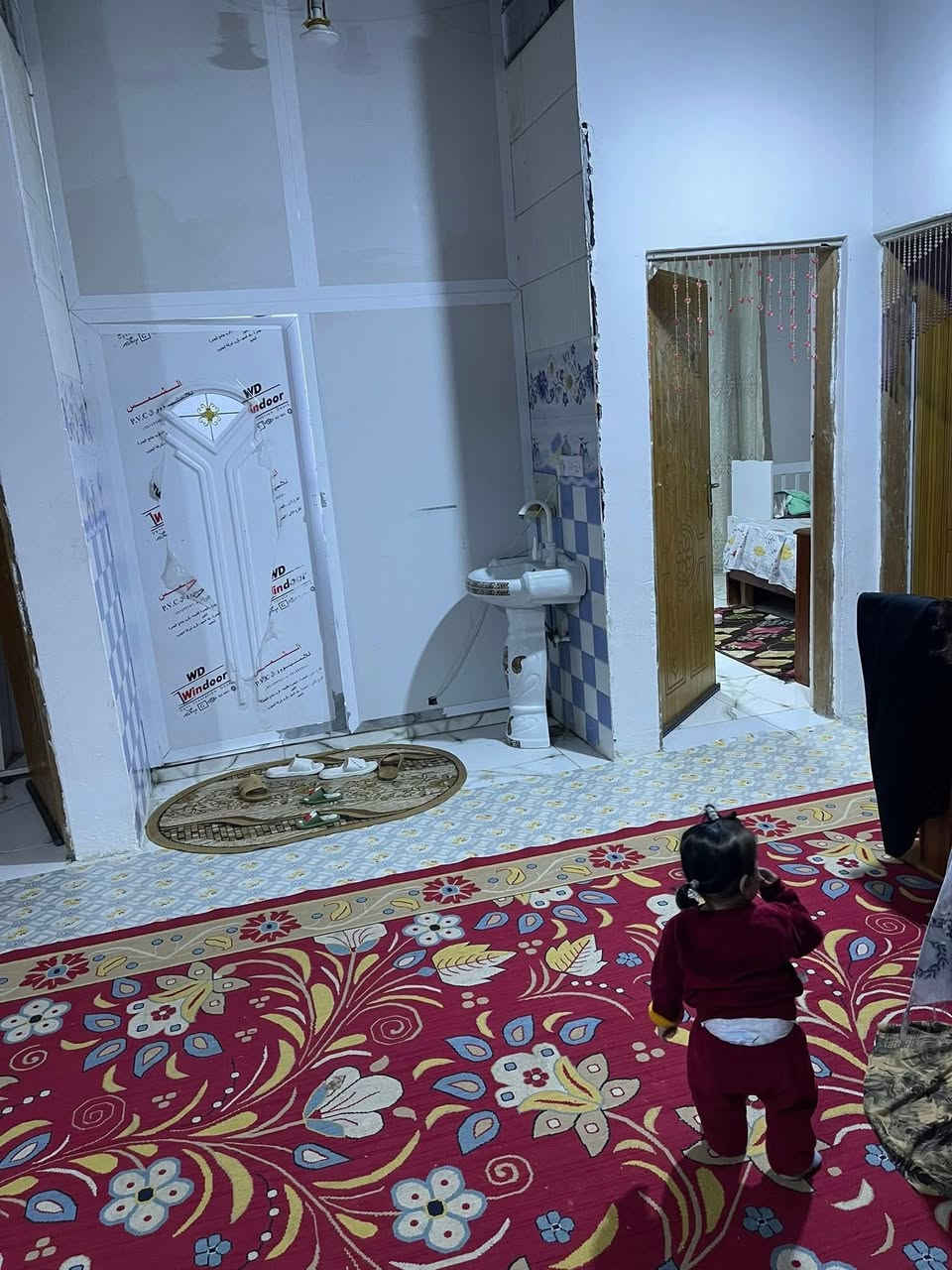 دارين للبيع عدد 2 بناء جديد صارله سنتين  المساحة الكلية 625 متر
في باب الهوى المنطقه الرابعه 
مساحة البيت الاول 153 متر 
يحتوي على ثلاث غرف ومطبخ وهول وصحيات خارج وداخل البيت 
مساحة البيت الثاني 200متر 
يحتوي على 3غرف  ومطبخ ودوانيه وهول وصالة وصحيات مع قطعه فارغة مساحه 112 متر بين البيتين الارض طابو صرف زراعي بسم عراقي 
وكالة ومكاتبة ونسخة من الطابو بسم عراقي وساكن بنفس المنطقة البيت قريب على الشارع وخدمات ماء وكهرباء وشارع
السعر 150 مليون قابل للتفاوض 
للاستفسار اكثر اتصل على الرقم ***********
