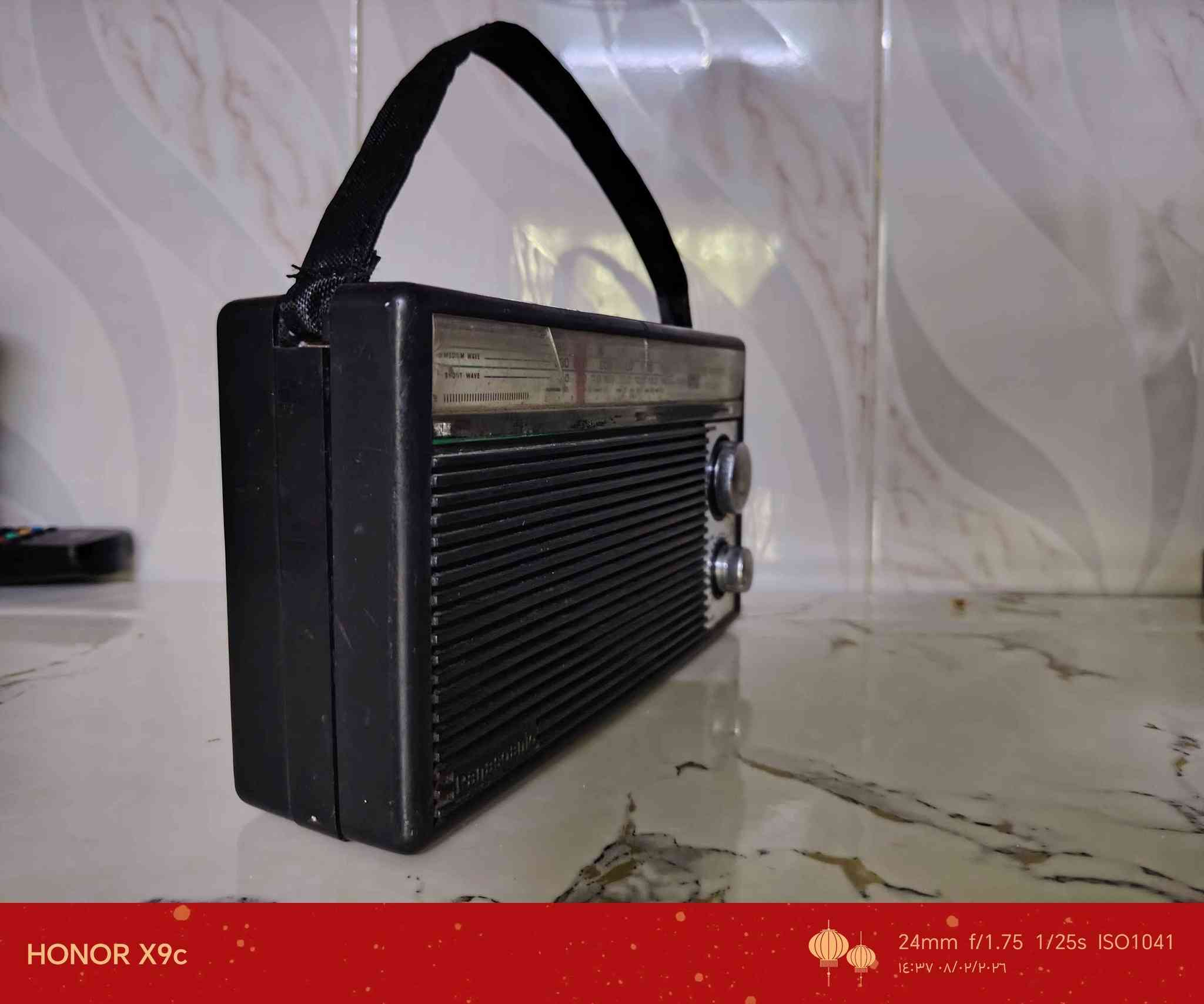 راديو قديم شغال بشرط للبيع ثلاث موجات سعر 35 الف الشراي يراسل او يتصل واتس اب *********** كركوك, العراق
