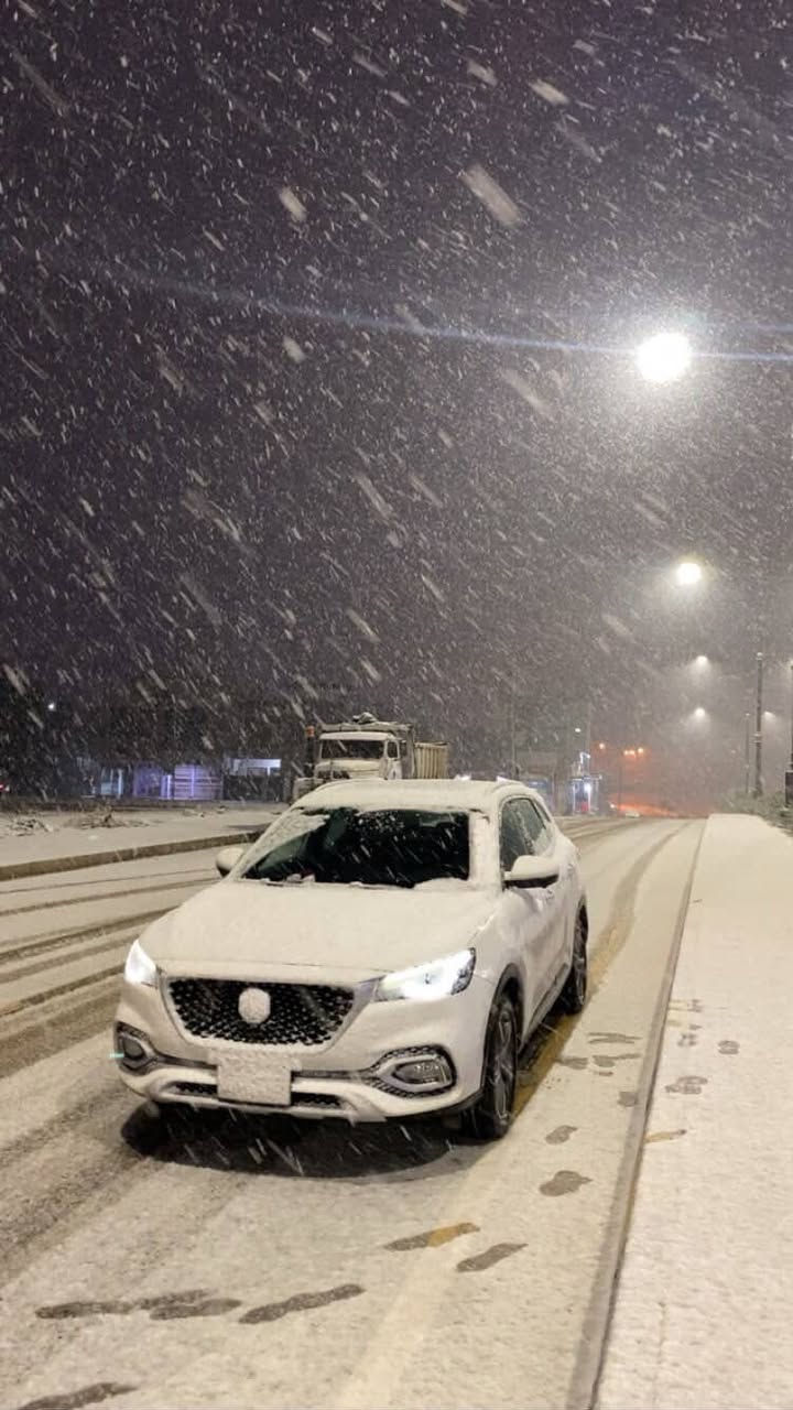 السلام عليكم
mg hs trophy 2021 للبيع 
السياره فول مواصفات للاخير 

1-محرك السياره 20 توربو 230 حصان يعني محرك قوي واقتصادي بنفس الوقت 
2- السياره AWD دفع عباعي تكدر اطفي وتشغله حسب الحاجه 
3- الكشنات ريكارو الرياضيه  جلد وكنتاره 
4- تدفئه وتبريد بل مقاعد 
5- اربع كامرات 350 درجه 
6- السياره بيها ساحبه لتنفيه الهواء داخل المقصوره الداخليه 
7- الكشنات كهربائيه بل كامل للسائق والراكب 
8- اوتو هولد
9- نضام نزول منحدرات
10 -هاندبريك كهربائي
11-اوتو ستارت ستوب ( نظام التشغيل والاطفاء التلفائي ) 
12- صندوق كهربائي 
13-بانوراما كبيره الحجم 
14-انارات السياره بل كامل لددات امامي وخلفي والداخلي وزوده بكشافات ظباب هالوجين 
15- السياره بيها انارات مخفيه عل كامل السياره الدشبول والابواب تكدر تتحكم بالالوان باكثر من 50 لون 
16-شاشه كبيره الحجم تدعم الابل كار بلي والاندرويد اوتو 
17- العدادات بنظام الشاشه وليس التقليدي 
18- خمس انضمه قياده ( الوضع اقتصادي -  الوضع العادي - الوضع الرياضي - والوضع المخصص - والسوبر سبورت ) 
19- نظام تحديد المسار 
20- نظام الكروز تحديد السرعه 
وكثير مواصفات بعد 

  السياره ماشيه 71 الف كيلو متر 

السياره كفاله خليجيه  بيها فقط مكانين بارد كلش خفيفات 
السعر : 145$
السياره عليها غرامات 975 الف تنزل من سعر السياره 

 مكان السياره بل موصل حي الصديق 
التواصل او الاستفسار 
الاتصال ع الارقم : ‭0774 092 7600‬
