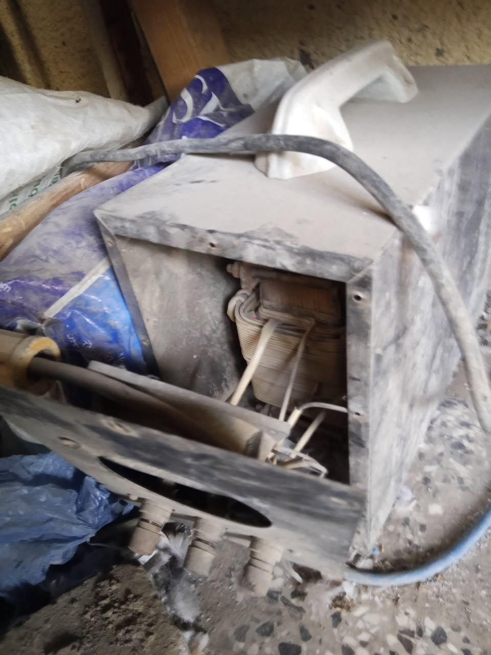 مبردات اثنين
مكينة لحام قديمة 
ميز حديد شغل تكمه ثكيل مكان بغداد شارع فلسطين رقم ***********
