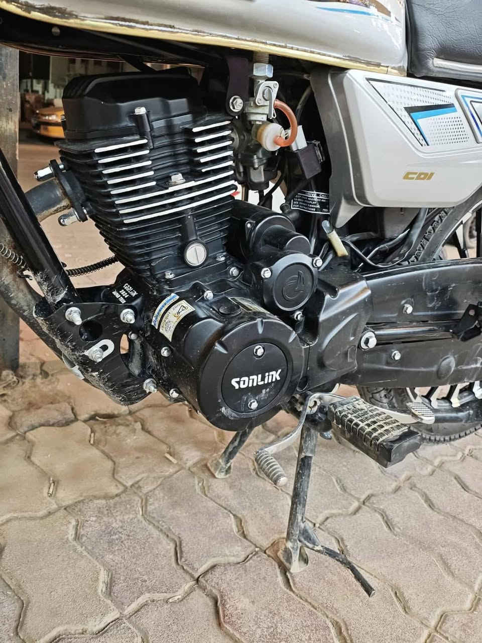 السلام عليكم دراجة سونلك باب اول موديل 2024 طالعة بال 2025 دراجة نضيفة  مماشيه هواي بعد احلة من الصور دراجه نضيفه اوراق سکنر كفاله عامه مكينه 200cc للتواصل.    رقم ***********
