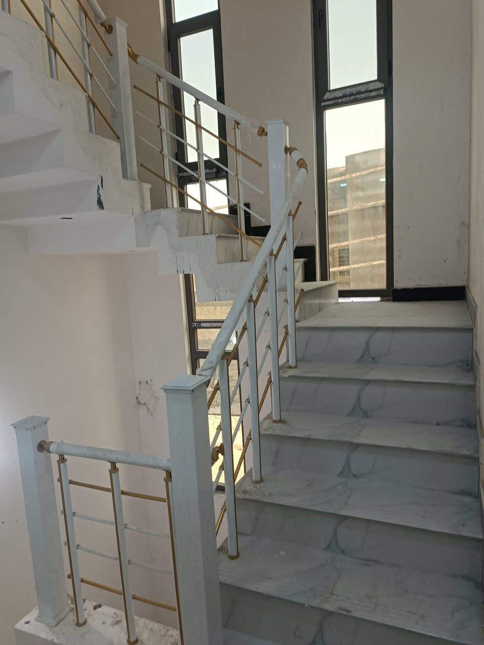 دار للايجار مكون من طابقين كل طابق معزول عن لاخر لارضي بناء حديث ويحتوي على غرفتين ومطبخ صالة ديوانية وكراج لايجار 700 الف الطابق الاول غرفتين دوانية مطبخ  وصالة الدرج خارجي بيت زيرو غير مسكون لايجار 650  البيت في لاكوات الثانية لاتصال ***********
