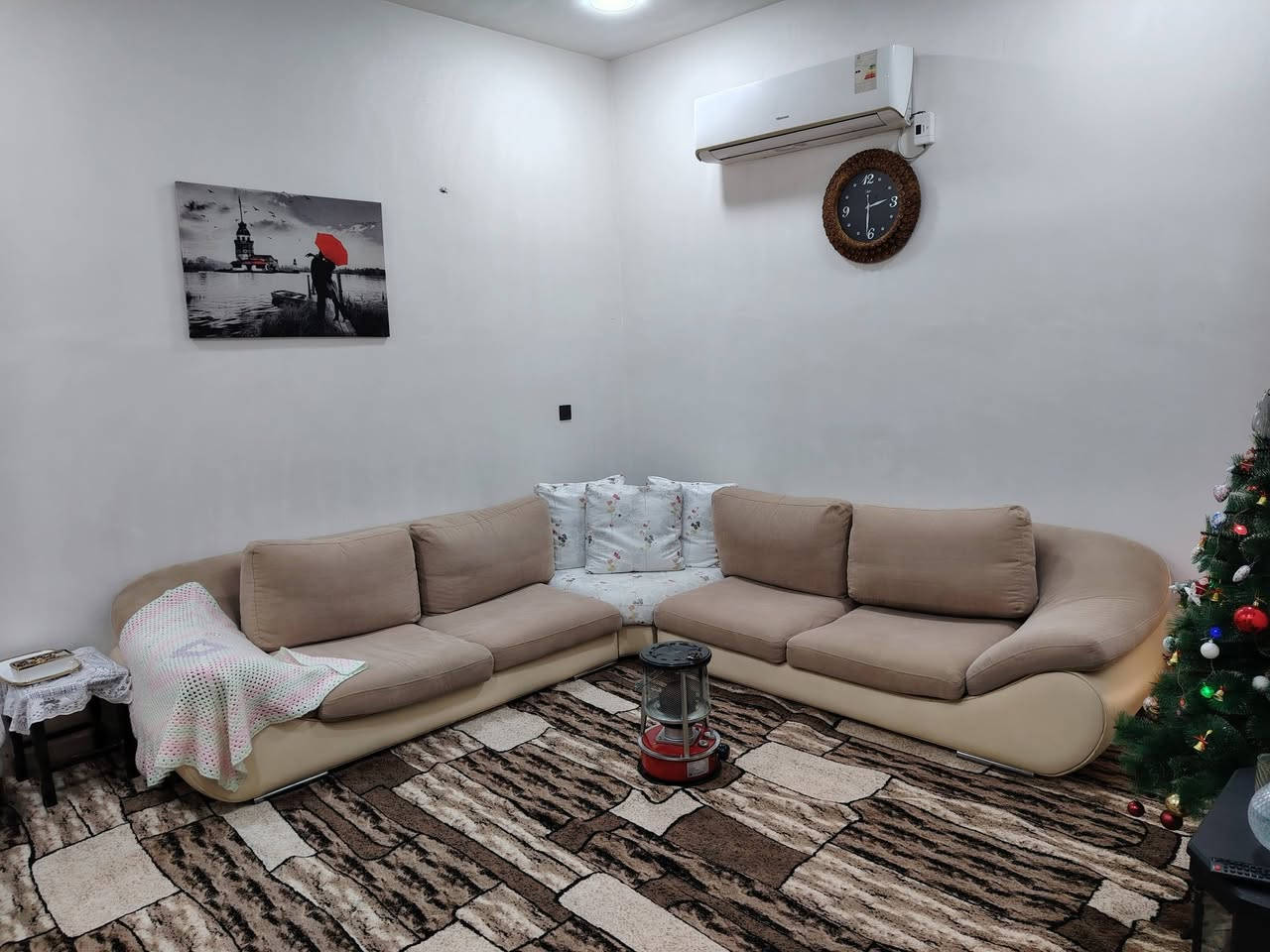 بيت للبيع
العنوان بستان بيت بنيه
بلوك ٢٠ وجهه فرع ٢١
مساحه ١٠٠ متر واجهه ٥ ونزال٢٠
طابقين
 الطابق الارضي يحتوي
 ستقبال + غرفه نوم + مطبخ صاله مشترك + مطبخ حار صحيات  خارجيه + حمام صحيات مشترك داخلي
الطابق الثاني يحتوي
غرفه نوم كبيره مع بالكون
غرفه نوم ثانيه
حمام صحيات مشترك 
صاله كبيره
الطابق الثالث
بيتونه وسطح كامل
البيت مئسس نظام سبالت + نظام كامرات + انترنيت +ستلايت كله بواري تئسيس
شغل درجه اولى
واذا اكو مراوس بكاع 150
السعر 115 
الهاتف ***********
