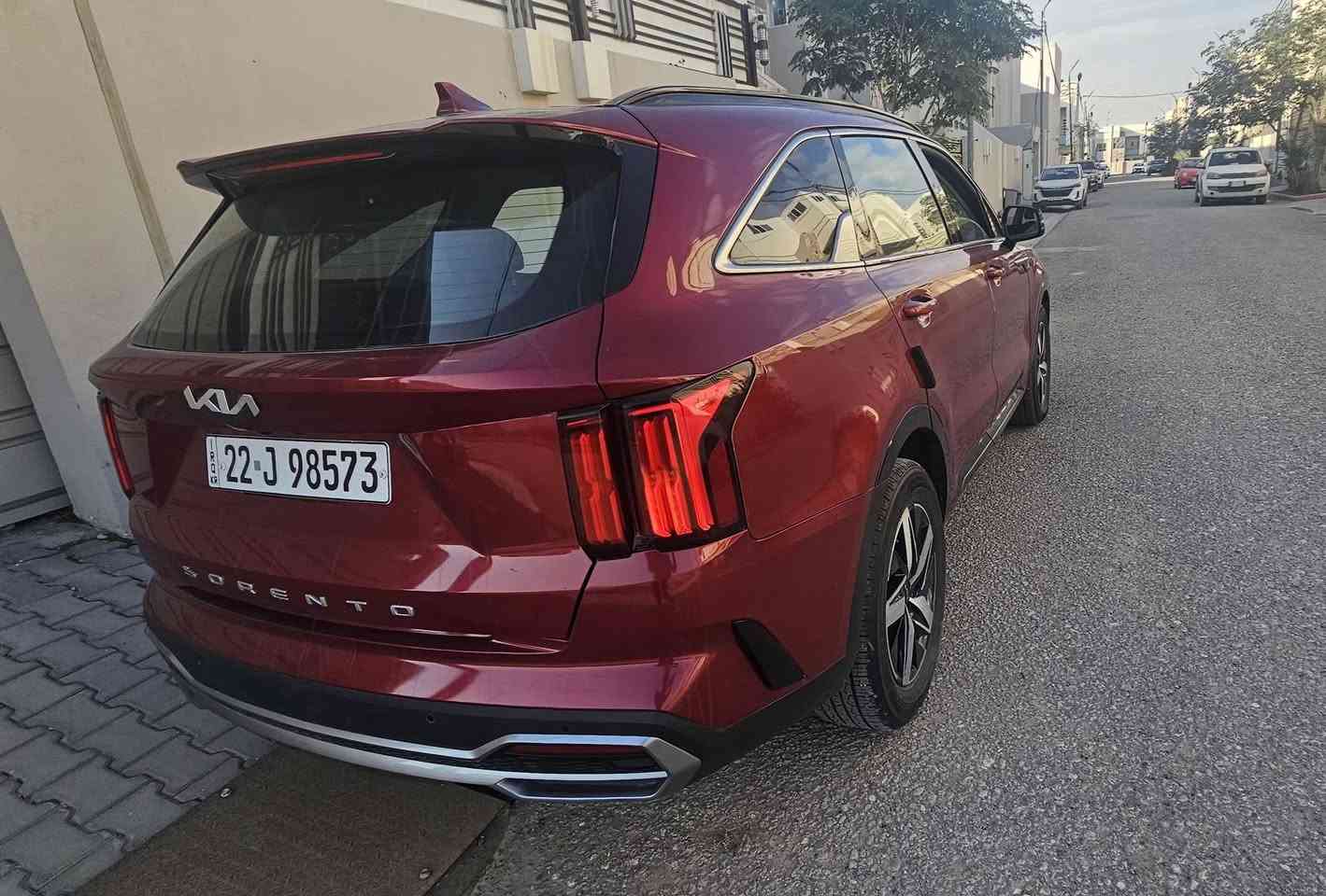 سورنتو للبيع 
موديل22 فول مواصفات 
فتحه سقف بانوراما
‏بصمة + بصمة أبواب 
‏رادار امامي 
‏توقف ذاتي عنده رجوع 
‏كراسي سايق كهرباء
كراسي جلد 
‏سبعة راكب 
المحرك
2.5 لتر، 4 سلندر GDI.
مصابيح LED أمامية.
تشغيل ذكي (Smart Key).
تشغيل السيارة عن بعد من الريموت.
سقف ريل (Roof Rails). 
7 مقاعد (3 صفوف).
شاشة وسطية 8 إنج.
دعم Apple CarPlay وAndroid Auto.
مكيف أوتوماتيك ثنائي المناطق.
مقعد السائق كهربائي.
شاحن USB للصفوف الخلفية. 
تحذير النقطة العمياء.
تحذير حركة المرور الخلفية.
حساسات خلفية.
المحافظة على المسار.
الكبح التلقائي للطوارئ.
سياره بدون ايرباك حادثهه جنطه خلفيه وجاملغ خلفي ع بارد شرط بجم بلاد مال شركه
ماشيه 49 ميل 
رقم اربيل بسمي تريد وكاله تريد مداور 
مكاني بل حله مركز مدينه السعر235 ورقه وبيهه مجال شي بسيط 
 ***********
