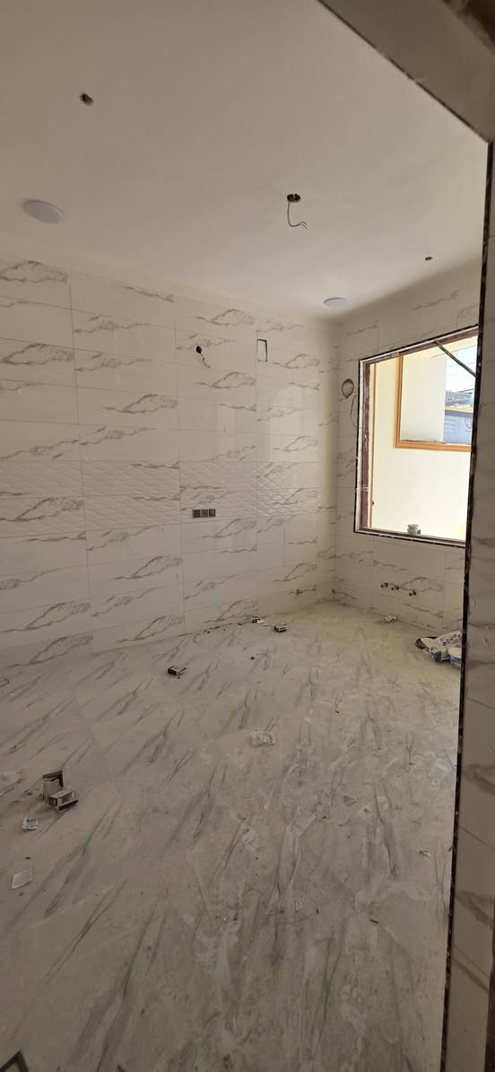 🏡 منزل للبيع – جزيرة_ باب الهواء مجاور المجمع الطبي
 يبعد عن الشارع العام 500 متر
مواصفات المنزل:

- 📐 المساحة: 200 متر مربع.
- 🏠 البناء: طابقان.
- 🧱 نوع البناء: بلوك درجة أولى.

الطابق الأرضي:

- غرف عدد 2 
- مطبخ.
- صحيات.
- كراج للسيارة
- وصالة 

الطابق الثاني:

- غرف عدد 2 نوم.
- مطبخ.
- صحيات.
- سطح.

✅ علما الشارع تبليط 9 متر 
خدمات ماء وكهرباء وتبليط ومجاري والارض طابو صرف زراعي بسم عراقي وكالة ومكاتبة ونسخة من الطابو (البيت تسليم مفتاح ) 🔑 
السعر: ( 148) مليون قابل للتفاوض 
📞 للاستفسار اكثر اتصل على الرقم *********** البصرة, العراق
