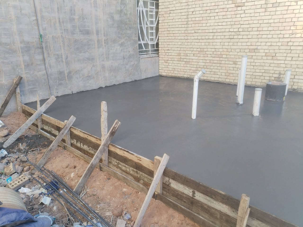 سلام عليكم ورحمة الله وبركاته اخذ مقاولات عامة والبناء في بغداد بناء هيكل عضم ذرعة سقف 170 الف فقط لطابقين ول مفتاح 375 ترميم تفليش تفاصيل الهيكل التي هيه نبدي بل اساس........ تنضيف الارض وفرش الجلمود ول سبيس وحدلها على طبقات وفرش لايلون زراعي ورش نفط اسود وفرش لايلون زراعي ورش كلور بمكافحت الرضه وعمل شبكت مجاري امل الشريف تسليح الساس جسور على كل الخريطه وعمل شبكتين حديد ارتفاع الساس الرفت 40سم صب الساس سي 35 فحص عمل بتلو 15 سم عمل البناء طابوك اصفر قليل الملاح البيان أو السلطان ورمل اخيضر درجه اولى وسمنت ماس..............  عمل رباطات 30 سم لكل جدران البيت وعمل نجارت السقف عمل دكشنات الكهرباء وسبوتلايت عمل انابيب السبالت ول مرازيب الماء عمل تسليح السقف يكون بمواصفات هندسيه عمل جسور مخفيه وا باقي التفاصيل صب السقف يكون سي 35 فحص عمل الطابق الأول نفس مواصفات الطابق الأرضي مع مردات ماء ٢٠ سم عمل البناء البيتونه معه مرد ماء 20 سم معه ستاره   ... موصفات... المواد المستخدمة نوع الشيش يكون اف اف الرمل اخيضر درجه اولى اسمنت ماس نوع الصب المركزي سي 35 فحص. ..... دقه في العمل يكون وقت محدد في العقد. تفاصيل أكثر اتصل على الأرقام...                         *********** بي وتساب.                            *********** فقط وتساب.                          *********** فقط اتصل.   ... بغداد مهندس ابو علي
