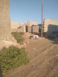 بيت البيع هيكل مبني عل نص واصل كهرباء ومي يتكون من غرفتين وصالة ومطبخ ...