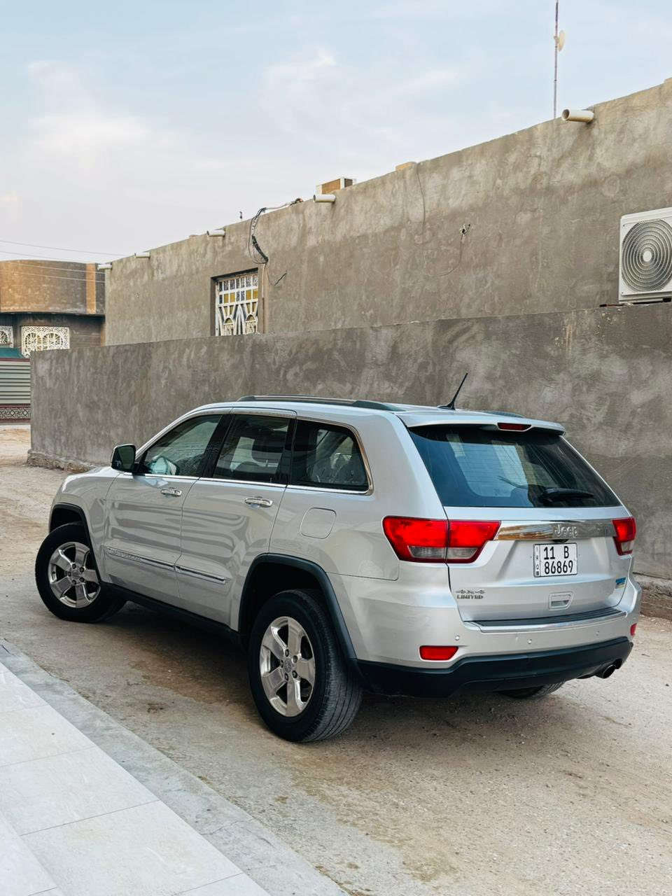 السلام عليكم
جيب مديل /١١
رقم بغداد /11/دولي 
  بدون ضربه 
مواصفات. ١/١
 فتحه  بنو راومه 
اشاير بل مري +مري. قلاب. عند الرجوع. بك 
 كشنات  جلد + تدفاء +تبريد 
منضومه زنون 
بصمه+ تشغيل ع بعد +بصمه ابواب 
مكينه وكير كفاله تبري.  +تدفاء  دواخل لونين سستم. سماعات 
سياره مداور.  ثاني.   
السعر /165/وبيه مجال
السياره بدون  لا صبغ ولا ضربه مكانين بارد فقط 
***********+وتساب 
البصره /المدينه
