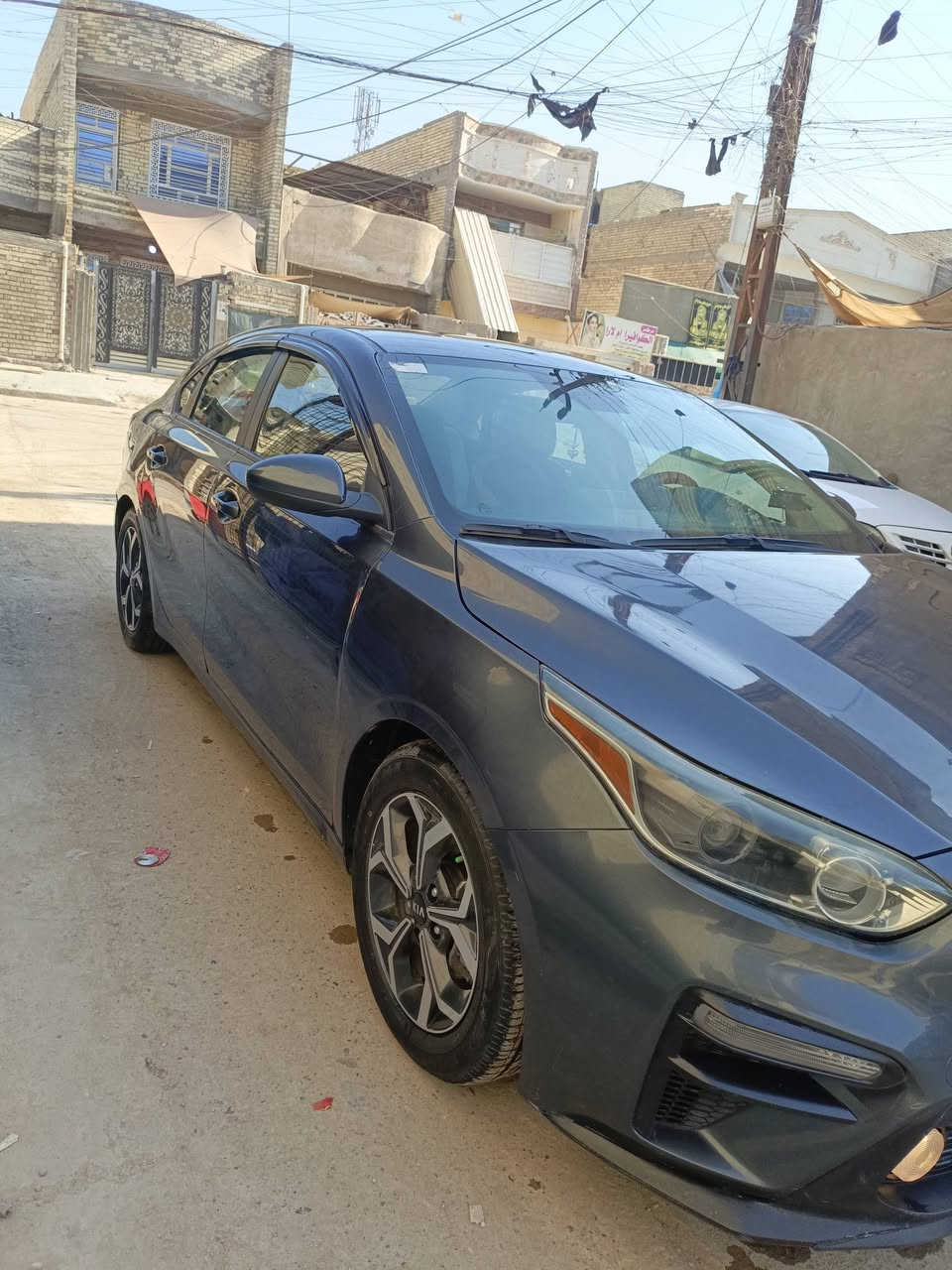 سلام عليكم كيه فورتي للبيع موديل 2020 حادثه جاملغ وشويه من البنيد سياره ليبل واحد كير ومكينه كفاله تخم تايرات جديد دوشمه عامه سياره احلاها من الصور ماشيه 94 السعر 127 وبيه مجال الاتصال بل رقم ***********
